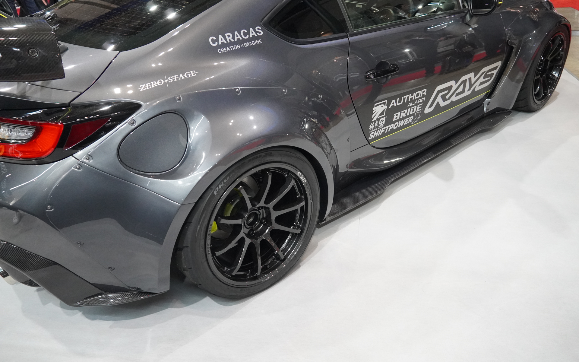 トヨタGR86にはgramLIGHTS 57NRを装着