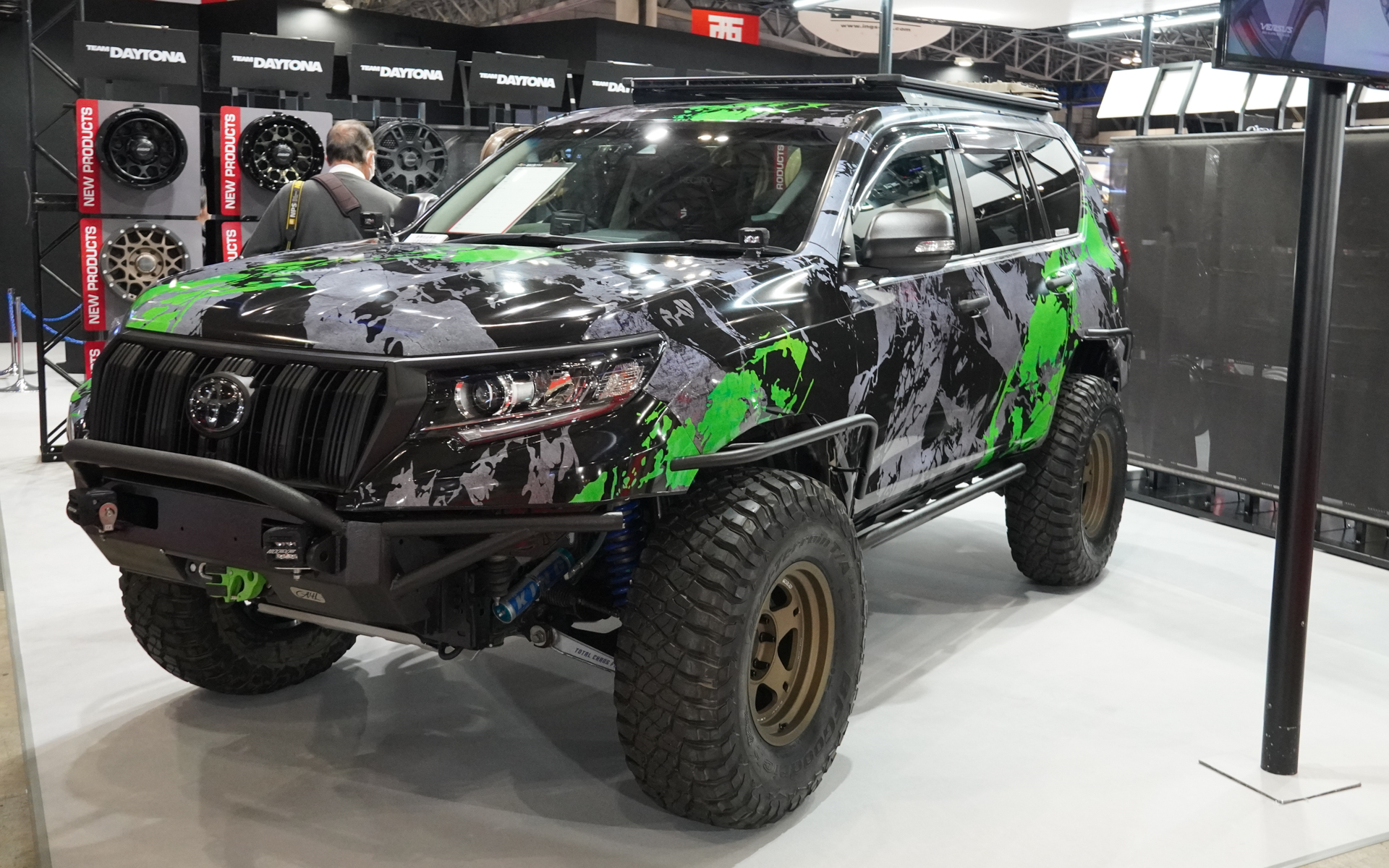 トヨタランドクルーザープラドは、左右で違うホイールを装着