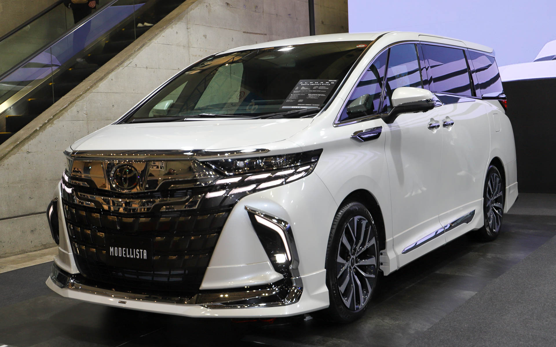 「ALPHARD MODELLISTA REGAL DIGNITY STYLE」。モデリスタエアロパーツセット、クールシャインキット、フロントグリル、シグネチャーイルミブレード、イルミルーフスポイラー、20インチアルミホイール＆タイヤセット（セキュリティロックナット付）を装着