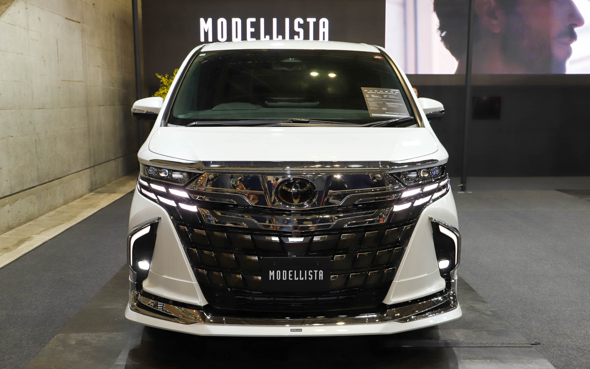 「ALPHARD MODELLISTA REGAL DIGNITY STYLE」。モデリスタエアロパーツセット、クールシャインキット、フロントグリル、シグネチャーイルミブレード、イルミルーフスポイラー、20インチアルミホイール＆タイヤセット（セキュリティロックナット付）を装着