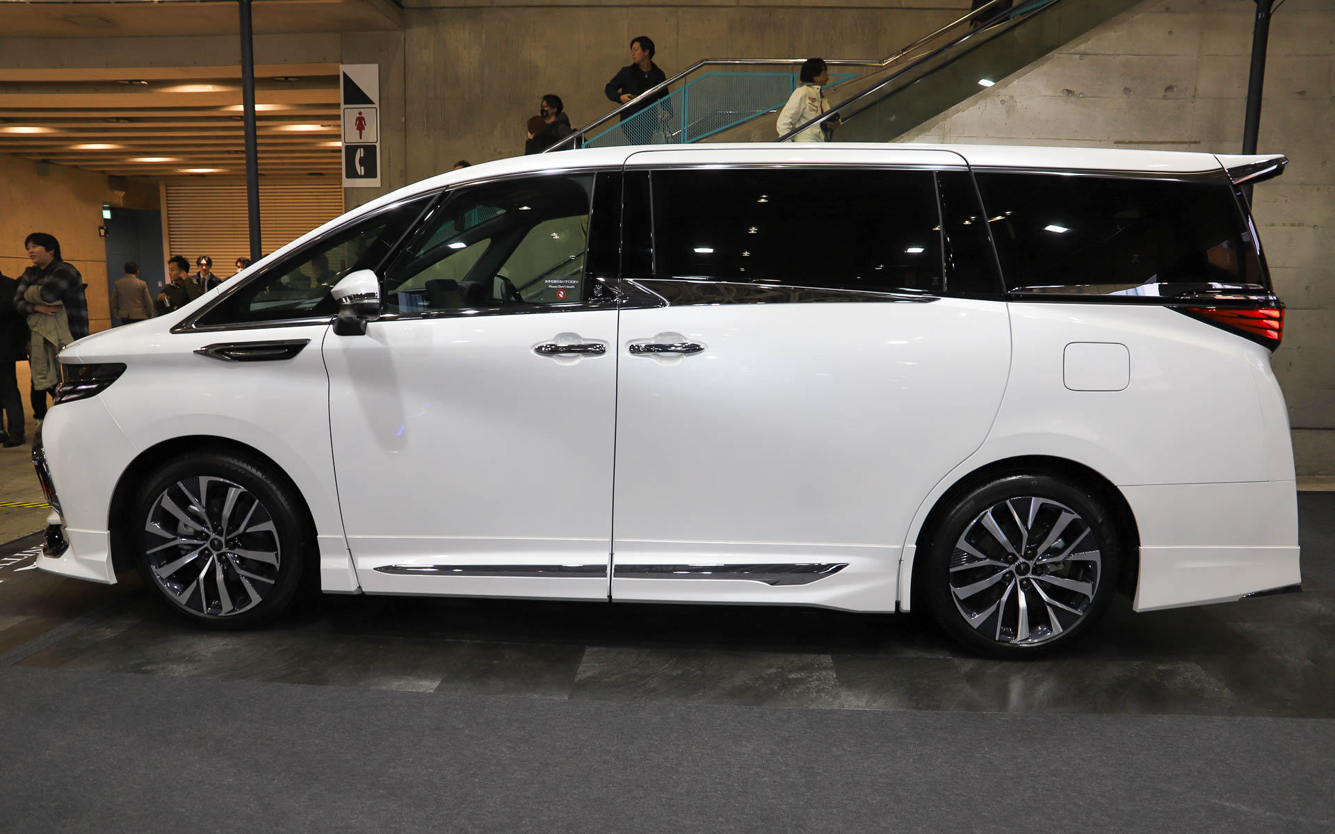 「ALPHARD MODELLISTA REGAL DIGNITY STYLE」。モデリスタエアロパーツセット、クールシャインキット、フロントグリル、シグネチャーイルミブレード、イルミルーフスポイラー、20インチアルミホイール＆タイヤセット（セキュリティロックナット付）を装着