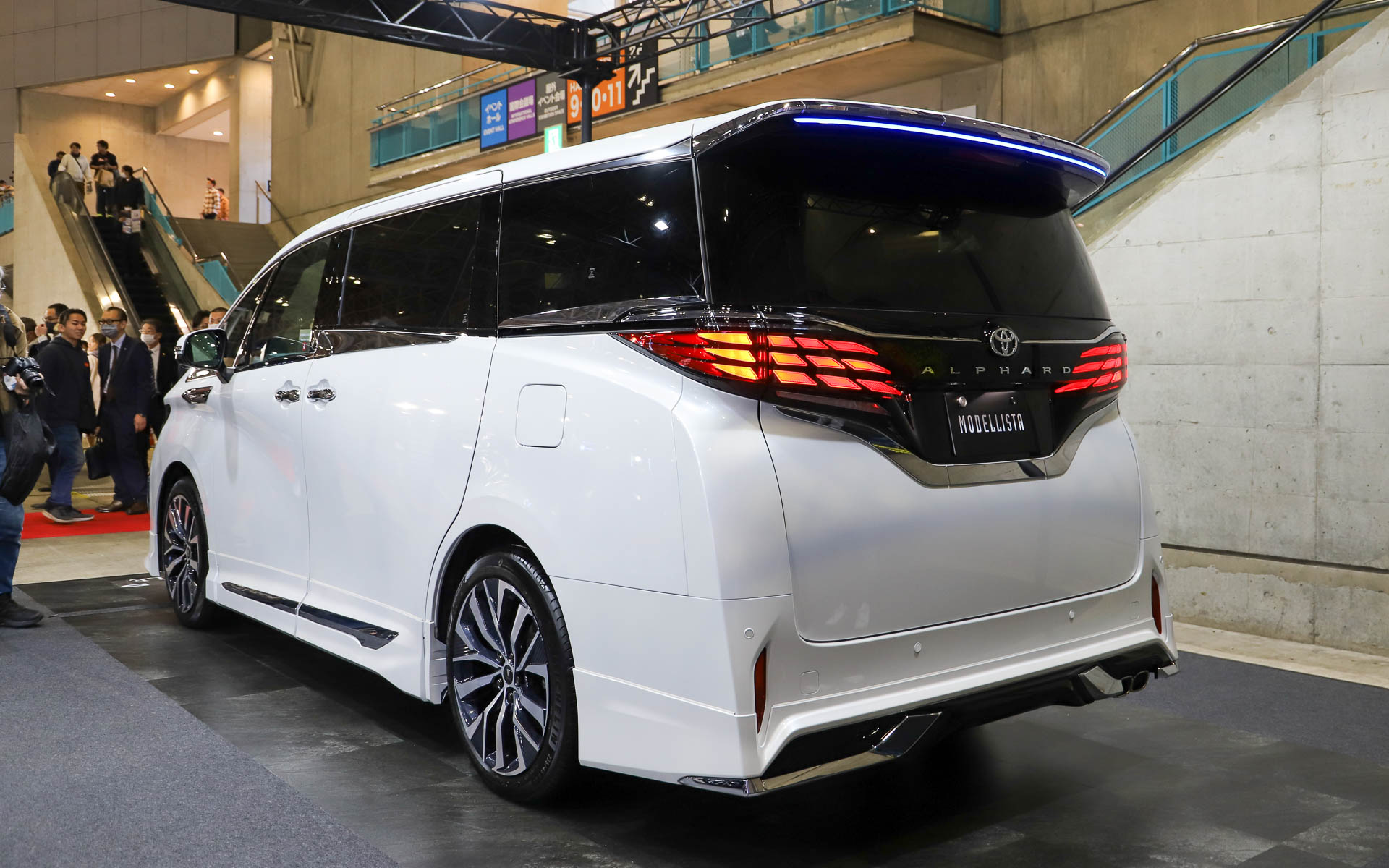 「ALPHARD MODELLISTA REGAL DIGNITY STYLE」。モデリスタエアロパーツセット、クールシャインキット、フロントグリル、シグネチャーイルミブレード、イルミルーフスポイラー、20インチアルミホイール＆タイヤセット（セキュリティロックナット付）を装着