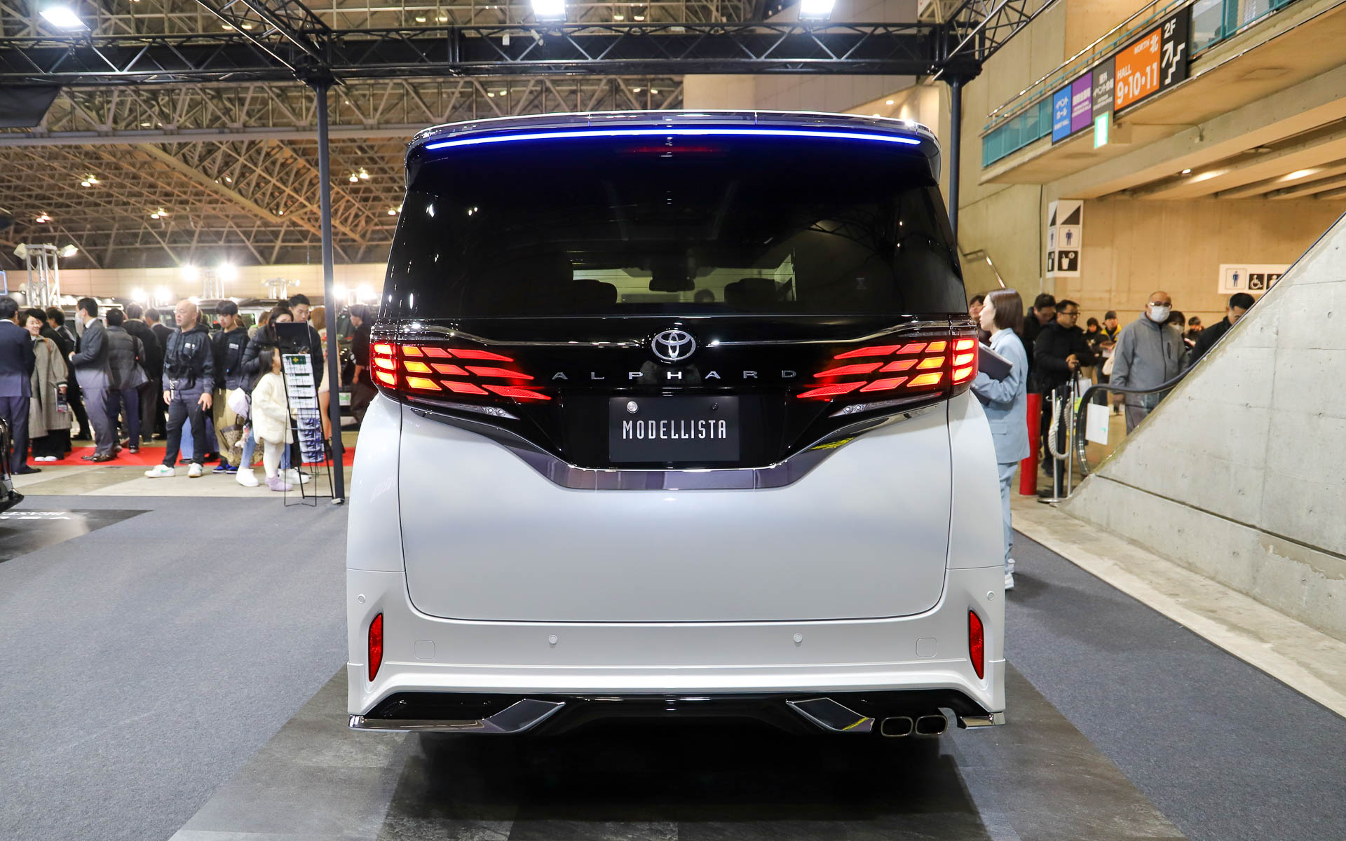 「ALPHARD MODELLISTA REGAL DIGNITY STYLE」。モデリスタエアロパーツセット、クールシャインキット、フロントグリル、シグネチャーイルミブレード、イルミルーフスポイラー、20インチアルミホイール＆タイヤセット（セキュリティロックナット付）を装着