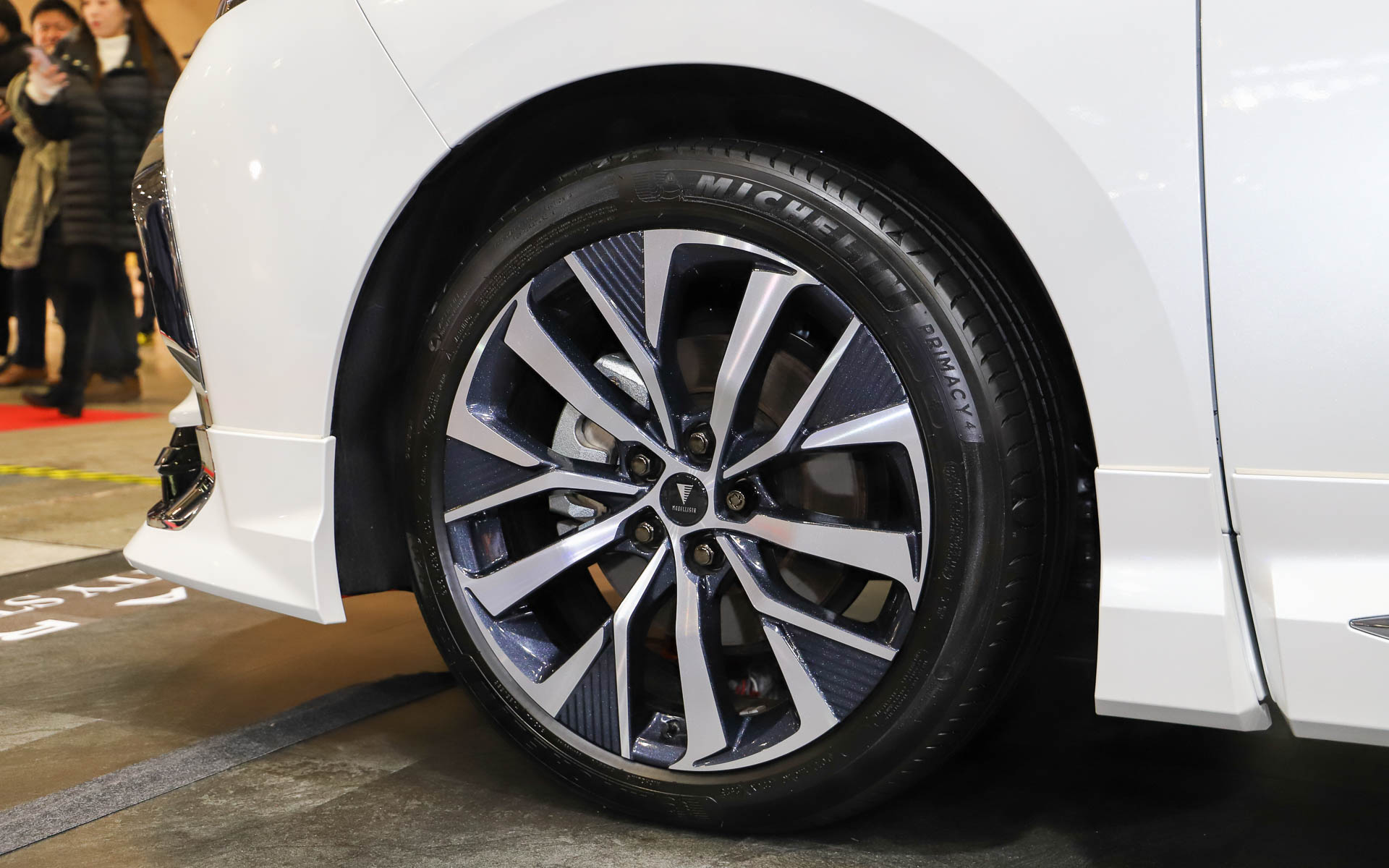 「ALPHARD MODELLISTA REGAL DIGNITY STYLE」。モデリスタエアロパーツセット、クールシャインキット、フロントグリル、シグネチャーイルミブレード、イルミルーフスポイラー、20インチアルミホイール＆タイヤセット（セキュリティロックナット付）を装着