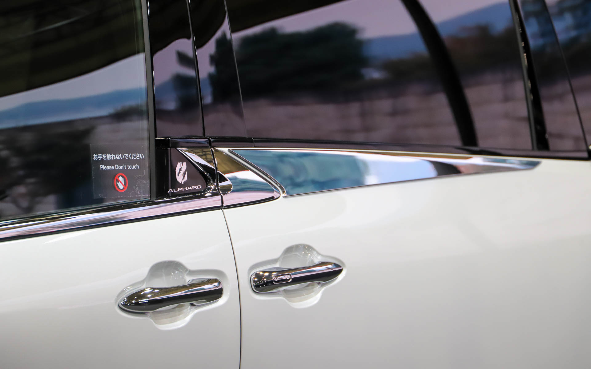 「ALPHARD MODELLISTA REGAL DIGNITY STYLE」。モデリスタエアロパーツセット、クールシャインキット、フロントグリル、シグネチャーイルミブレード、イルミルーフスポイラー、20インチアルミホイール＆タイヤセット（セキュリティロックナット付）を装着