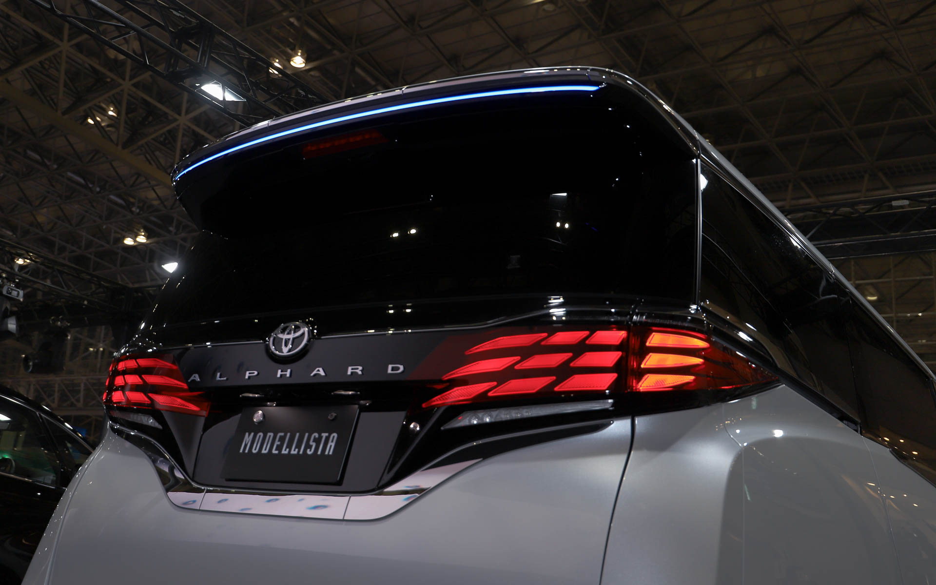 「ALPHARD MODELLISTA REGAL DIGNITY STYLE」。モデリスタエアロパーツセット、クールシャインキット、フロントグリル、シグネチャーイルミブレード、イルミルーフスポイラー、20インチアルミホイール＆タイヤセット（セキュリティロックナット付）を装着