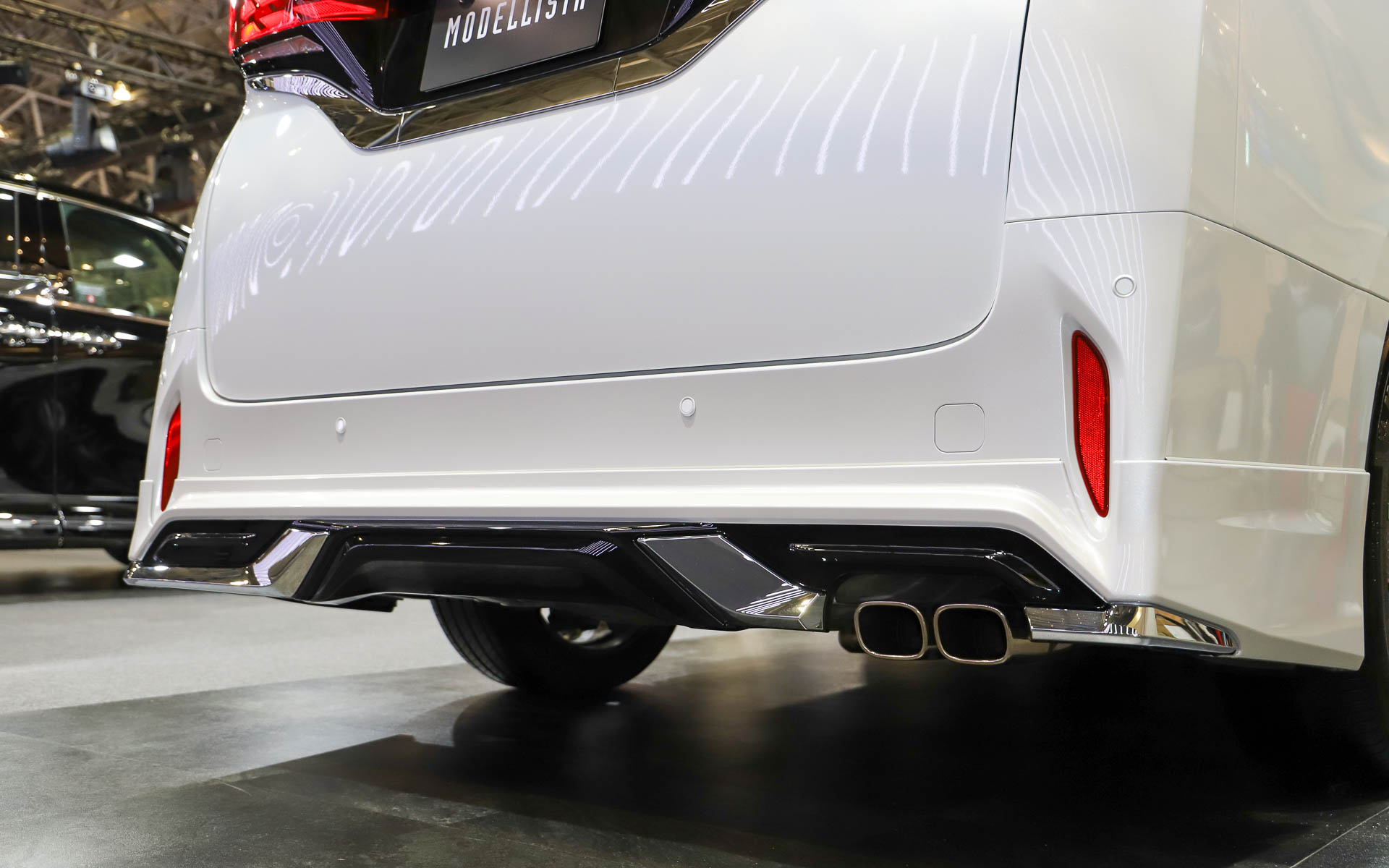 「ALPHARD MODELLISTA REGAL DIGNITY STYLE」。モデリスタエアロパーツセット、クールシャインキット、フロントグリル、シグネチャーイルミブレード、イルミルーフスポイラー、20インチアルミホイール＆タイヤセット（セキュリティロックナット付）を装着