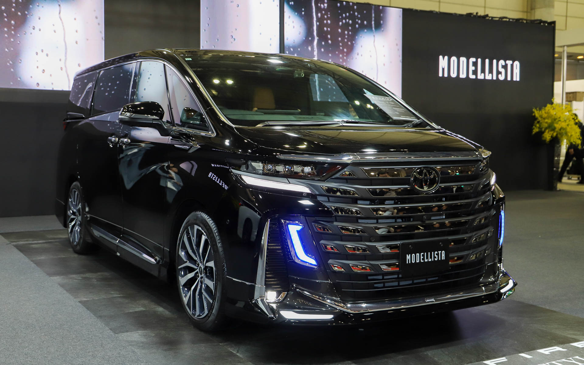 「VELLFIRE MODELLISTA BEAST RAZOR STYLE」。モデリスタエアロパーツセット、クールシャインキットI、シグネチャーイルミブレード、イルミルーフスポイラー、20インチアルミホイール＆タイヤセット（セキュリティロックナット付）、ドアハンドルプロテクター（ブラック）を装着