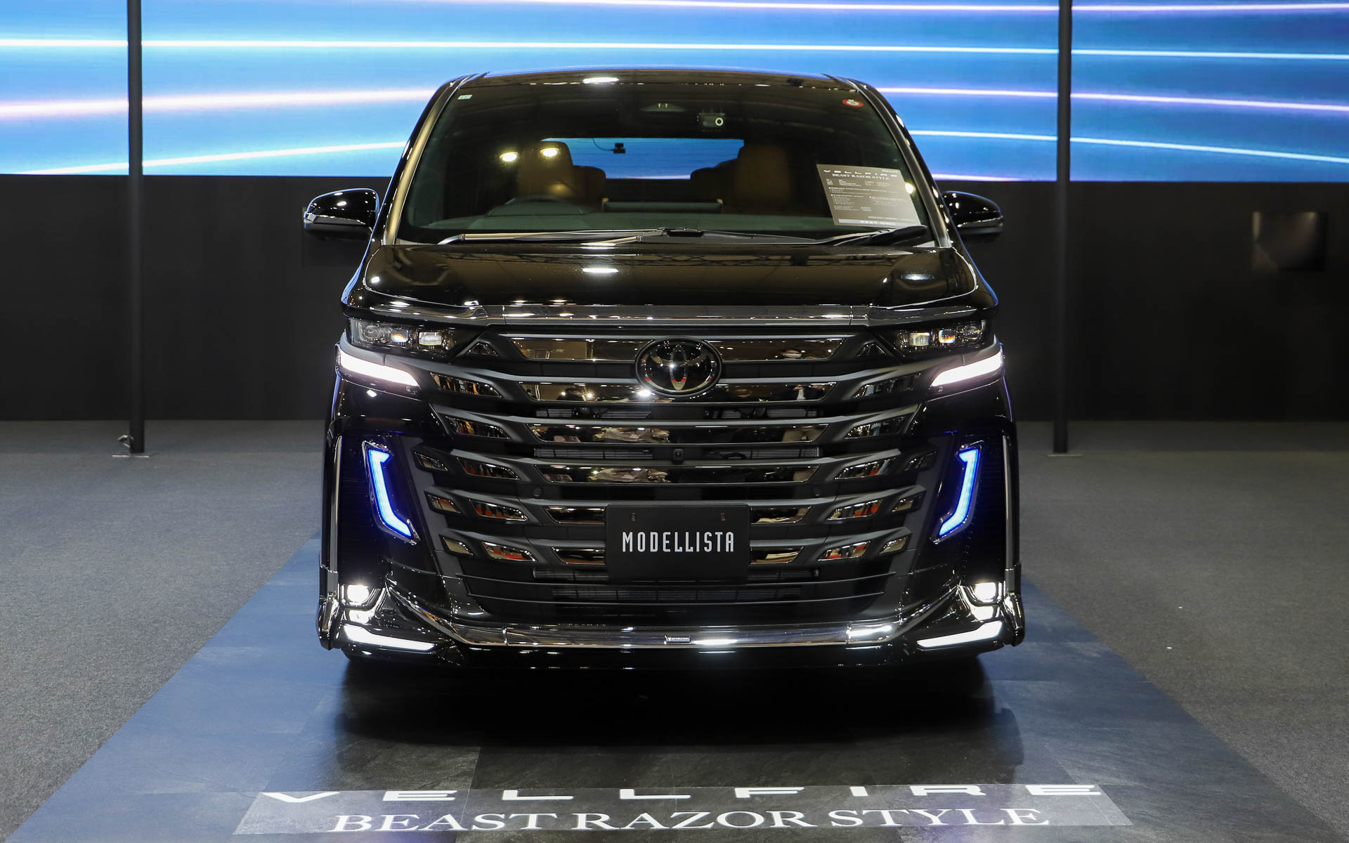 「VELLFIRE MODELLISTA BEAST RAZOR STYLE」。モデリスタエアロパーツセット、クールシャインキットI、シグネチャーイルミブレード、イルミルーフスポイラー、20インチアルミホイール＆タイヤセット（セキュリティロックナット付）、ドアハンドルプロテクター（ブラック）を装着