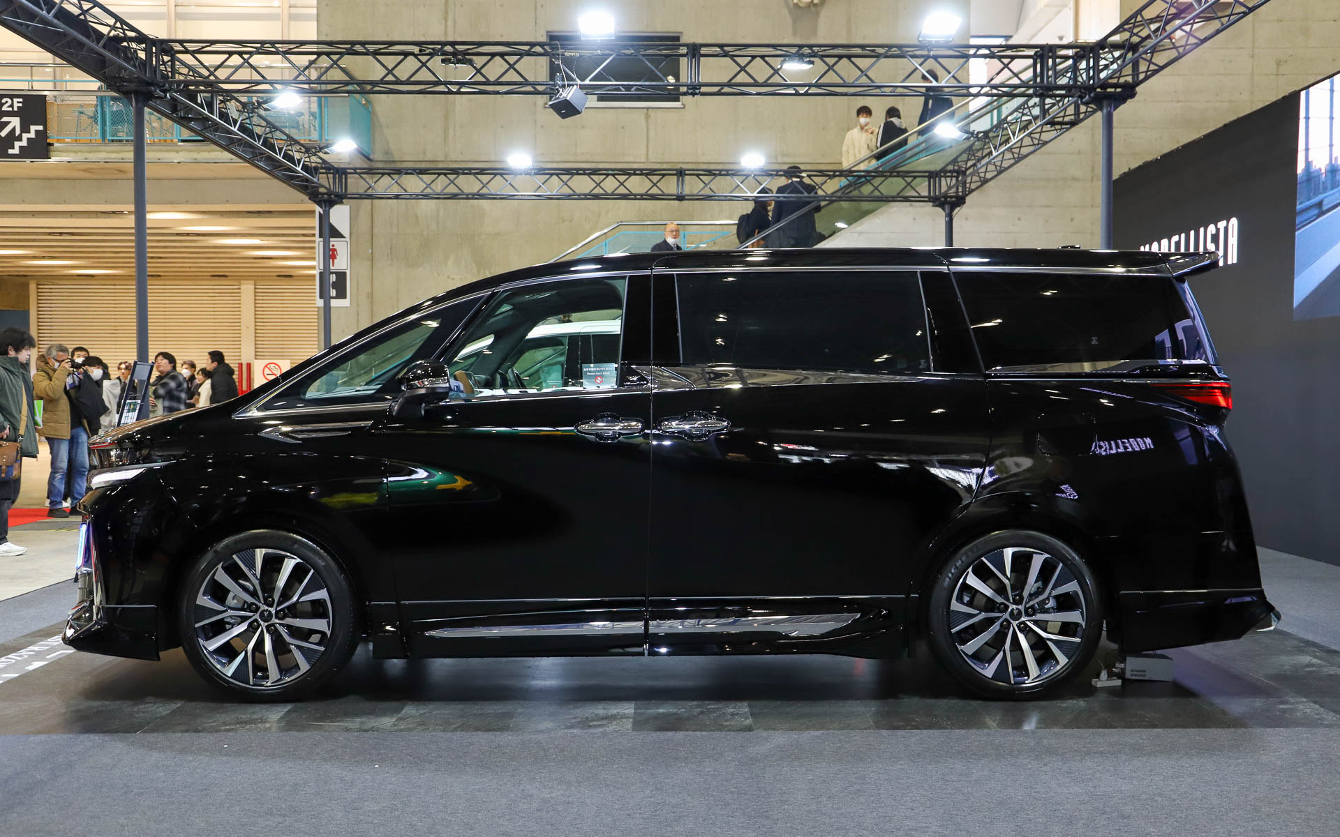 「VELLFIRE MODELLISTA BEAST RAZOR STYLE」。モデリスタエアロパーツセット、クールシャインキットI、シグネチャーイルミブレード、イルミルーフスポイラー、20インチアルミホイール＆タイヤセット（セキュリティロックナット付）、ドアハンドルプロテクター（ブラック）を装着