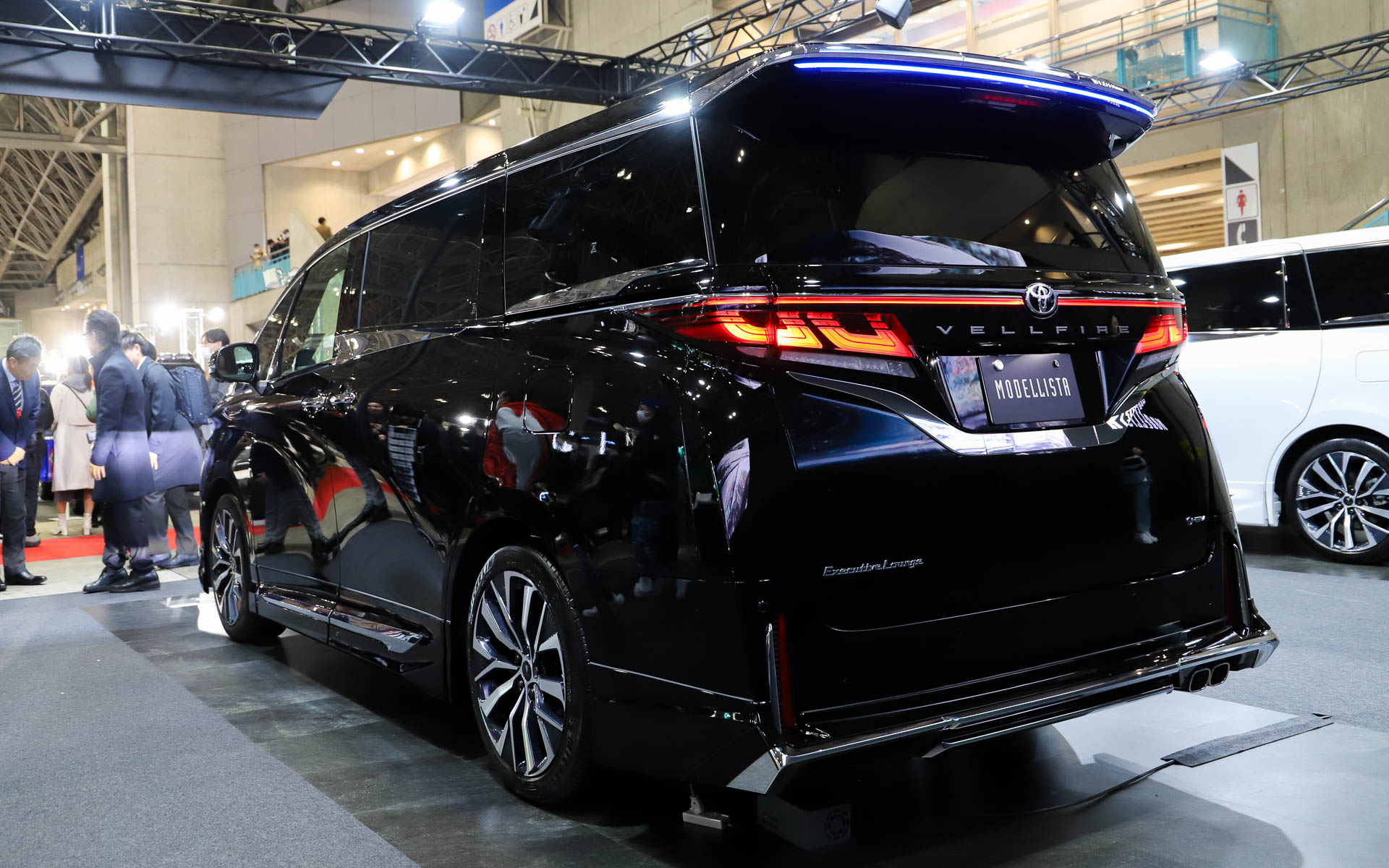 「VELLFIRE MODELLISTA BEAST RAZOR STYLE」。モデリスタエアロパーツセット、クールシャインキットI、シグネチャーイルミブレード、イルミルーフスポイラー、20インチアルミホイール＆タイヤセット（セキュリティロックナット付）、ドアハンドルプロテクター（ブラック）を装着