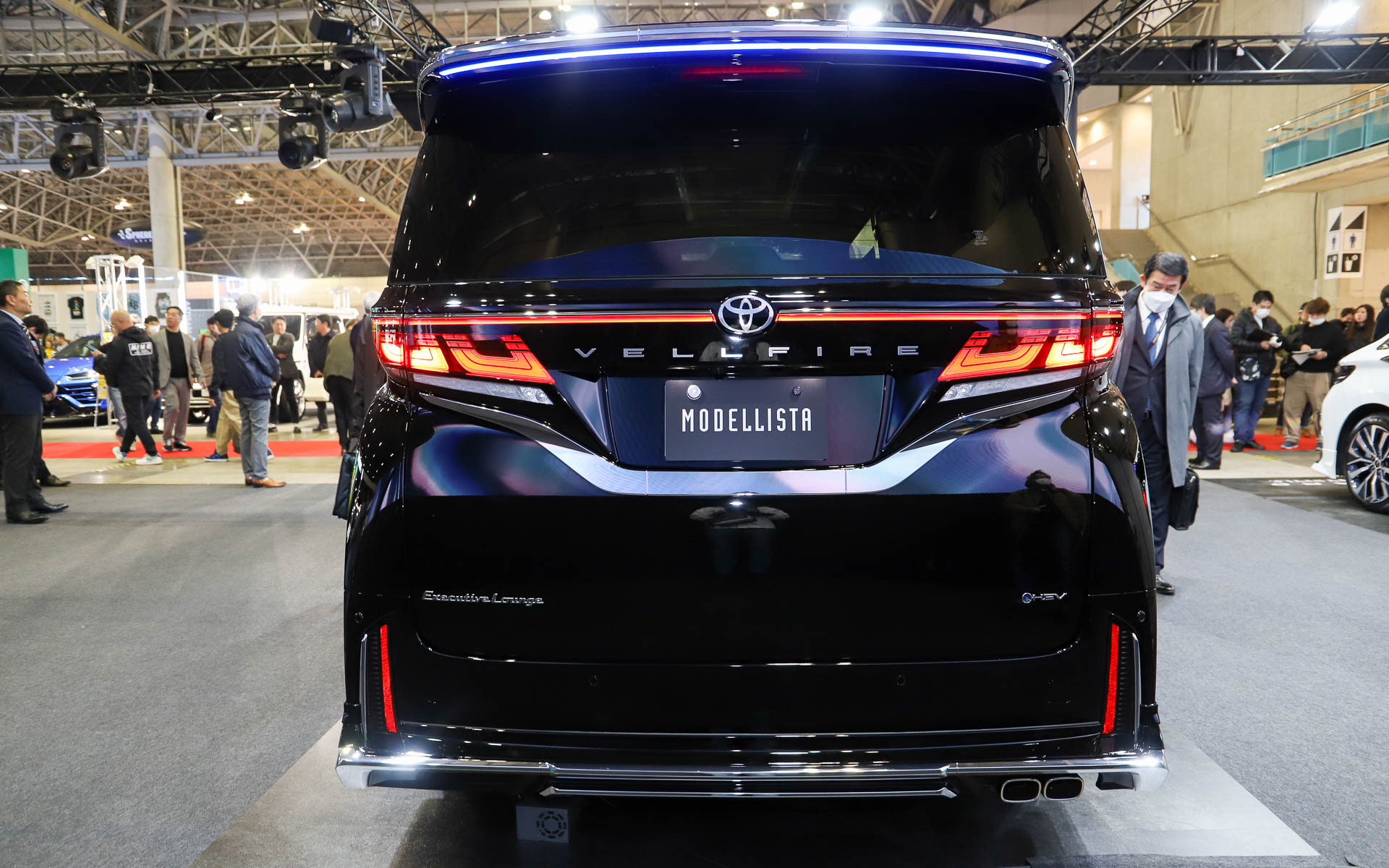 「VELLFIRE MODELLISTA BEAST RAZOR STYLE」。モデリスタエアロパーツセット、クールシャインキットI、シグネチャーイルミブレード、イルミルーフスポイラー、20インチアルミホイール＆タイヤセット（セキュリティロックナット付）、ドアハンドルプロテクター（ブラック）を装着