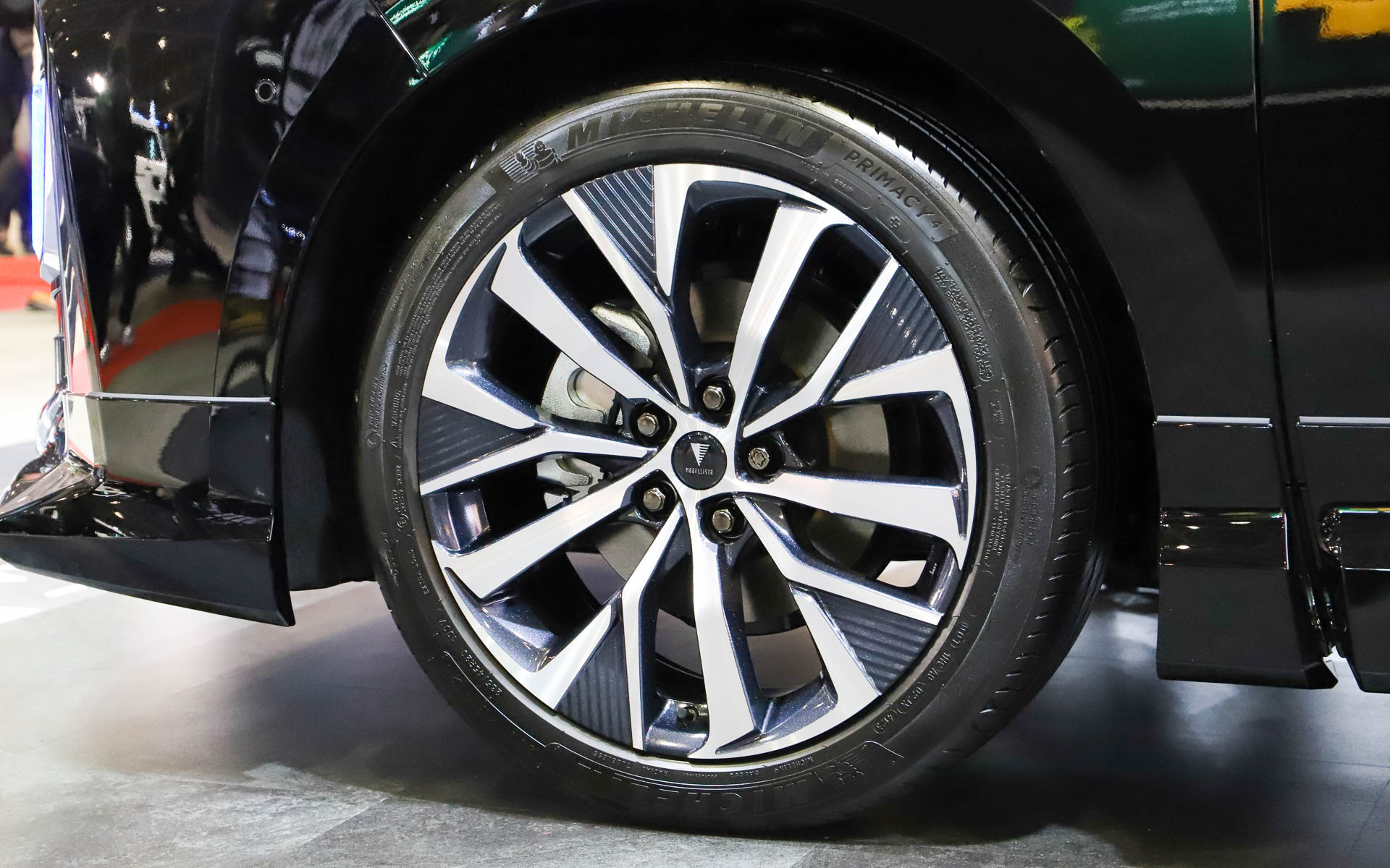 「VELLFIRE MODELLISTA BEAST RAZOR STYLE」。モデリスタエアロパーツセット、クールシャインキットI、シグネチャーイルミブレード、イルミルーフスポイラー、20インチアルミホイール＆タイヤセット（セキュリティロックナット付）、ドアハンドルプロテクター（ブラック）を装着