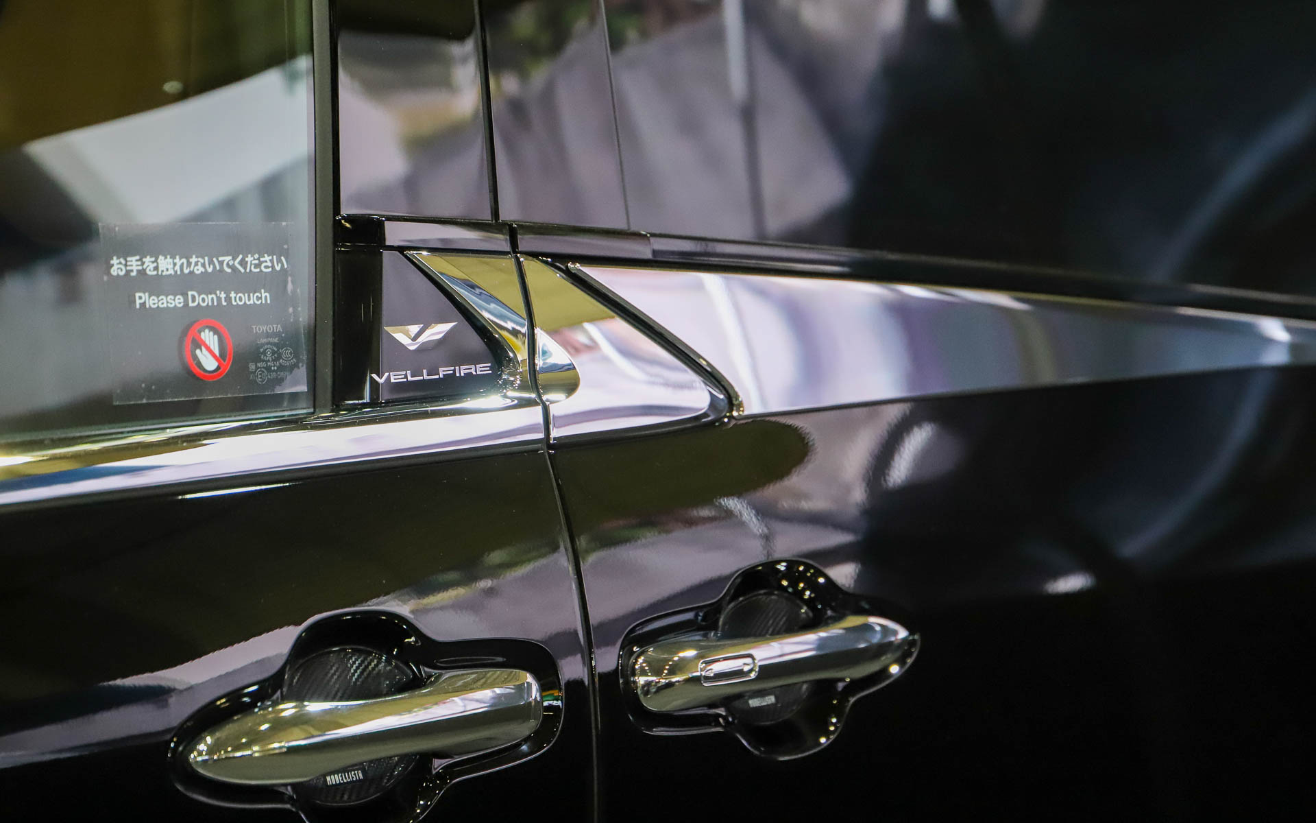 「VELLFIRE MODELLISTA BEAST RAZOR STYLE」。モデリスタエアロパーツセット、クールシャインキットI、シグネチャーイルミブレード、イルミルーフスポイラー、20インチアルミホイール＆タイヤセット（セキュリティロックナット付）、ドアハンドルプロテクター（ブラック）を装着