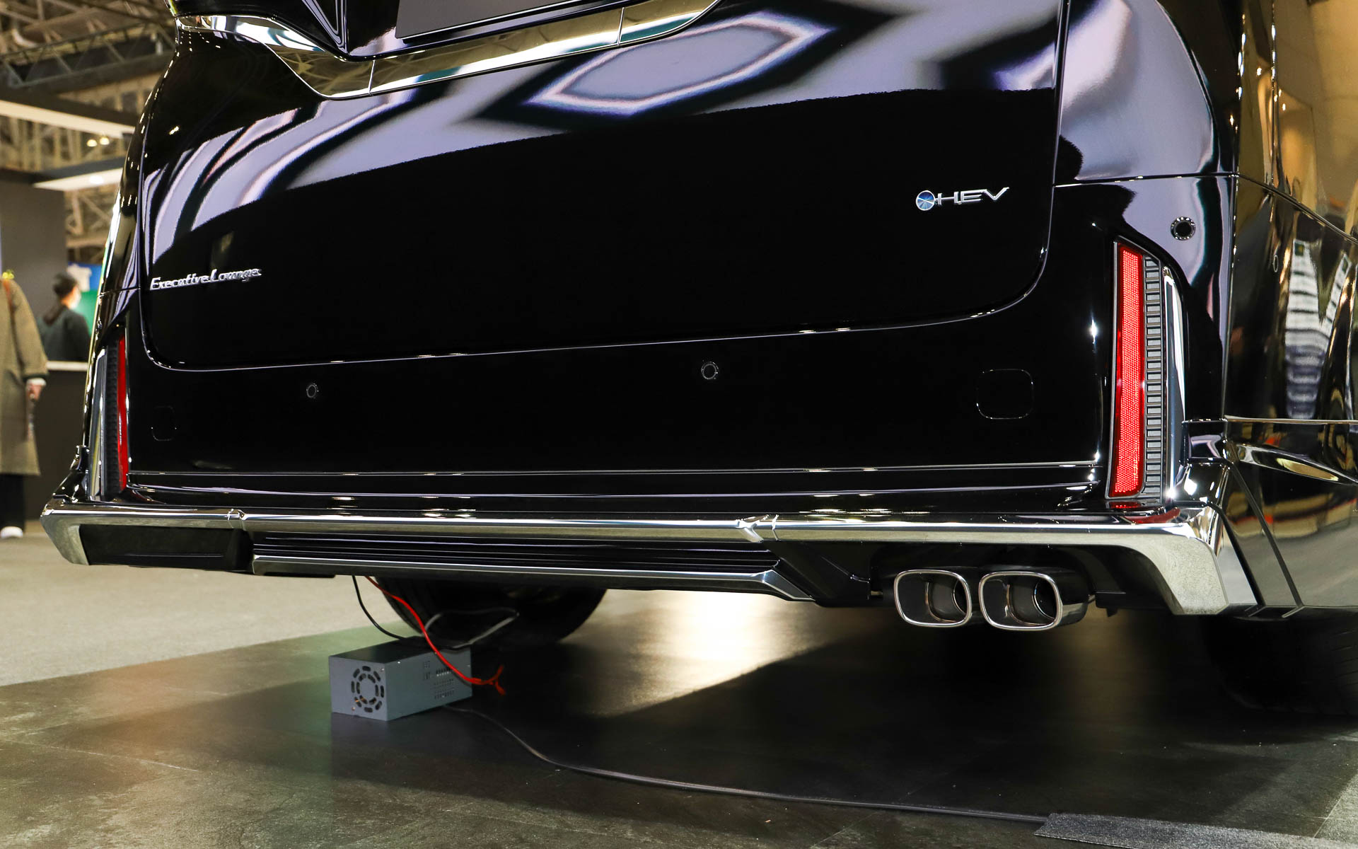 「VELLFIRE MODELLISTA BEAST RAZOR STYLE」。モデリスタエアロパーツセット、クールシャインキットI、シグネチャーイルミブレード、イルミルーフスポイラー、20インチアルミホイール＆タイヤセット（セキュリティロックナット付）、ドアハンドルプロテクター（ブラック）を装着