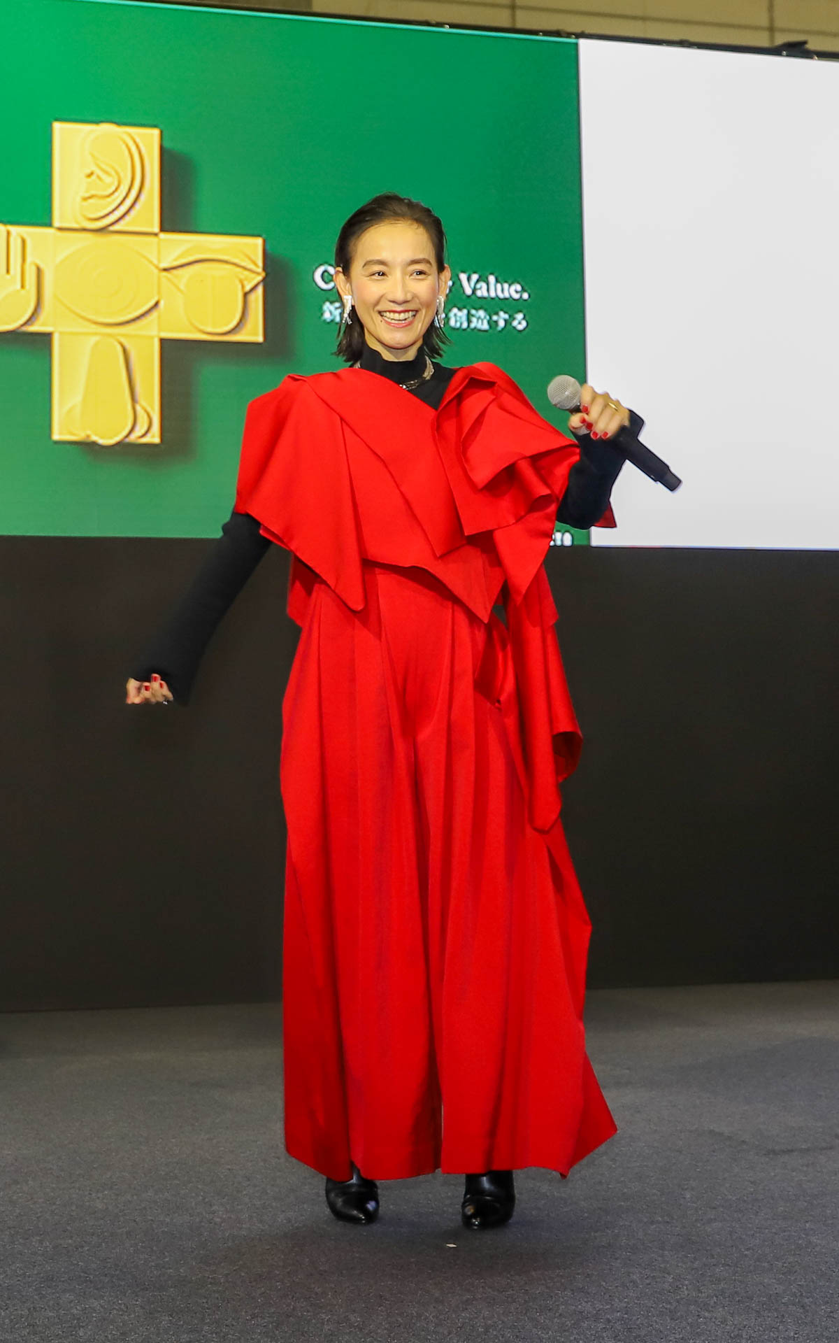 モデリスタをイメージして作ったという衣装で登場した篠原ともえさん。「風や揺れ、動きを大事にしているファッションと、モデリスタの空力を大切にしているという部分がリンクした」と話した