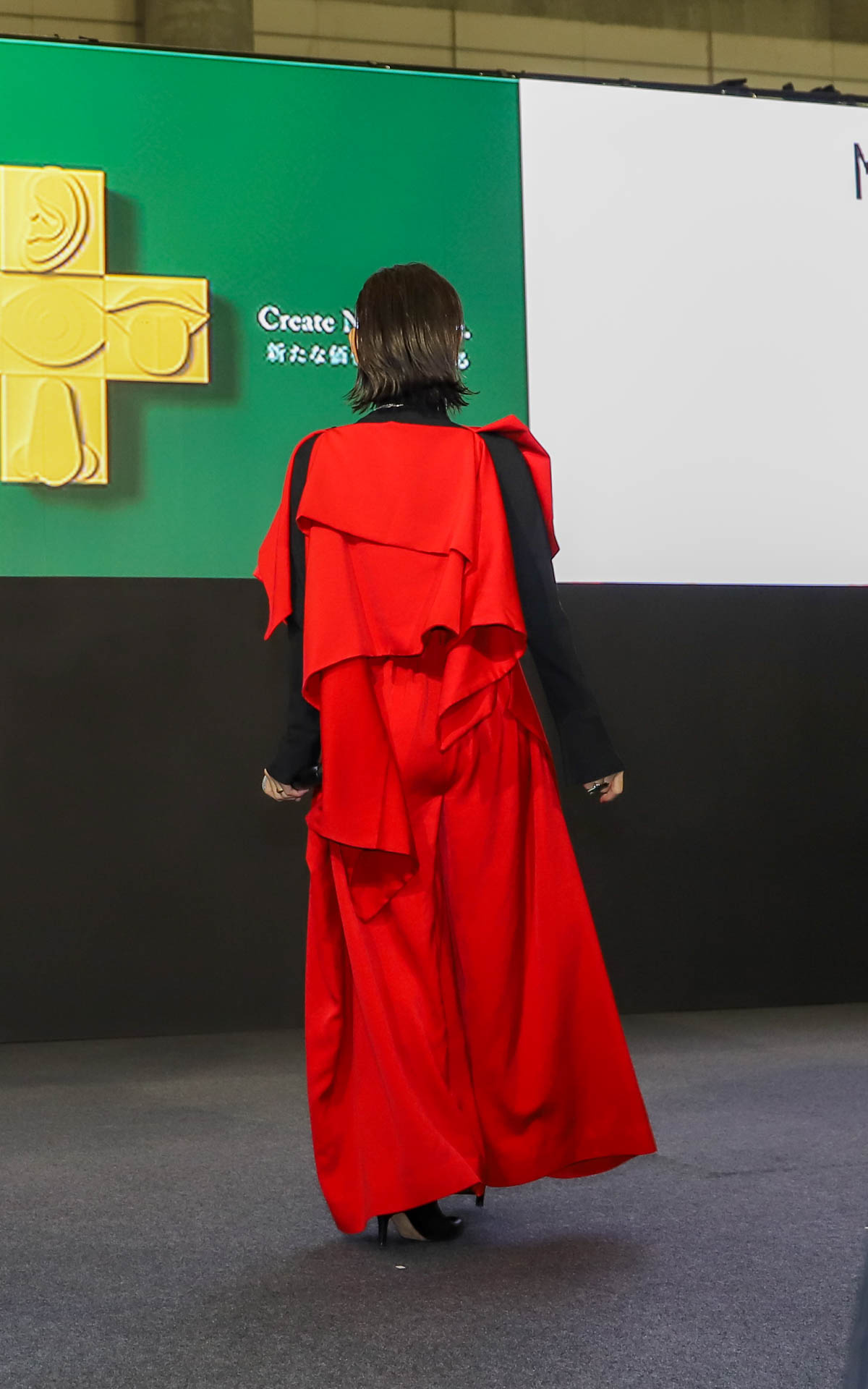 モデリスタをイメージして作ったという衣装で登場した篠原ともえさん。「風や揺れ、動きを大事にしているファッションと、モデリスタの空力を大切にしているという部分がリンクした」と話した