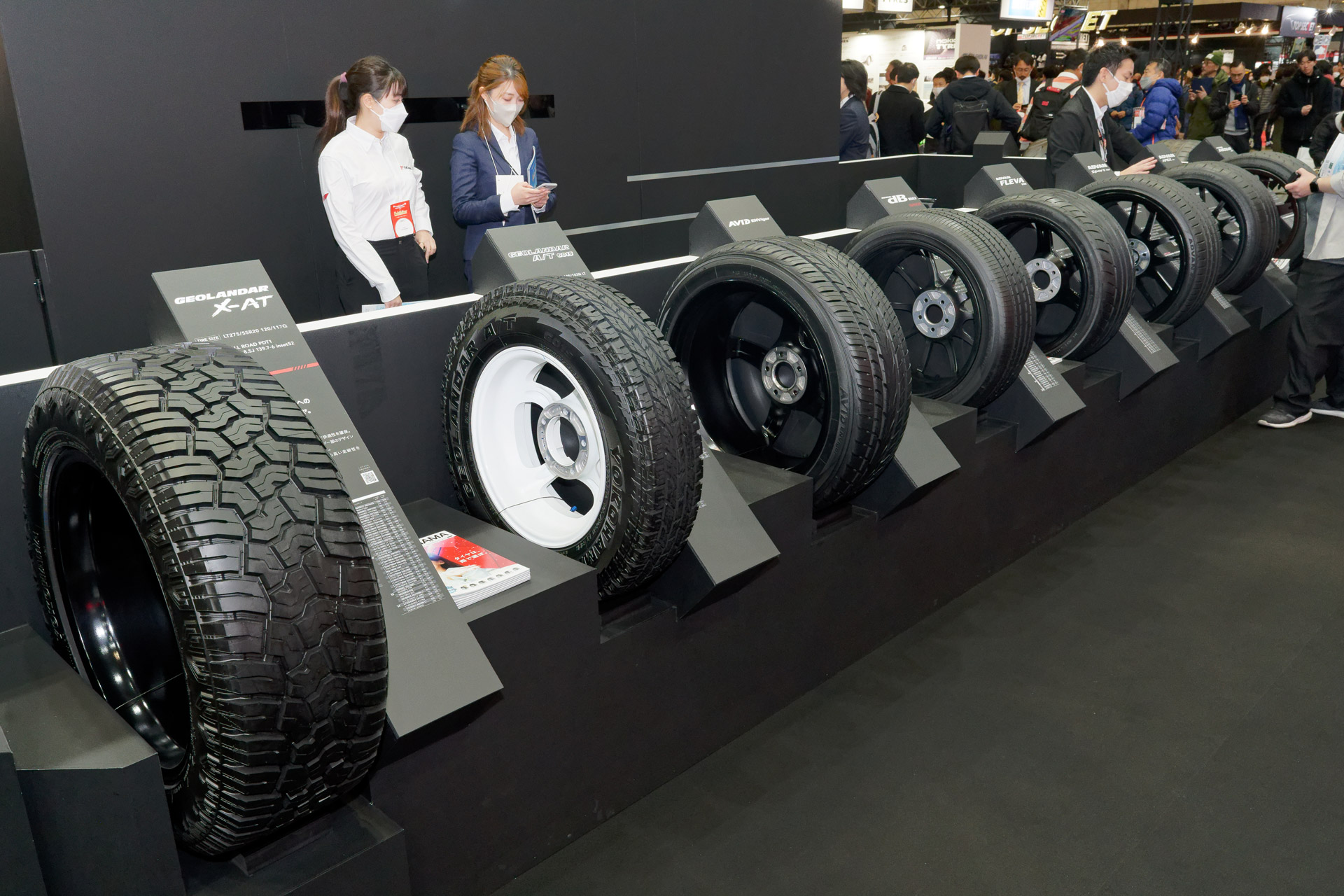 オンロード・オフロードの多様なタイヤをラインアップ