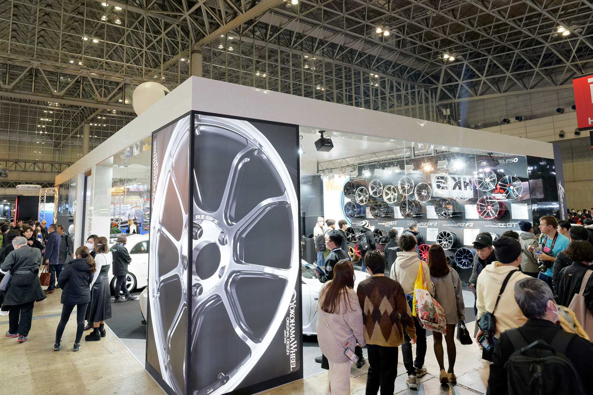 ホイールをメインに展示するヨコハマホイールのブースも近くに設けている