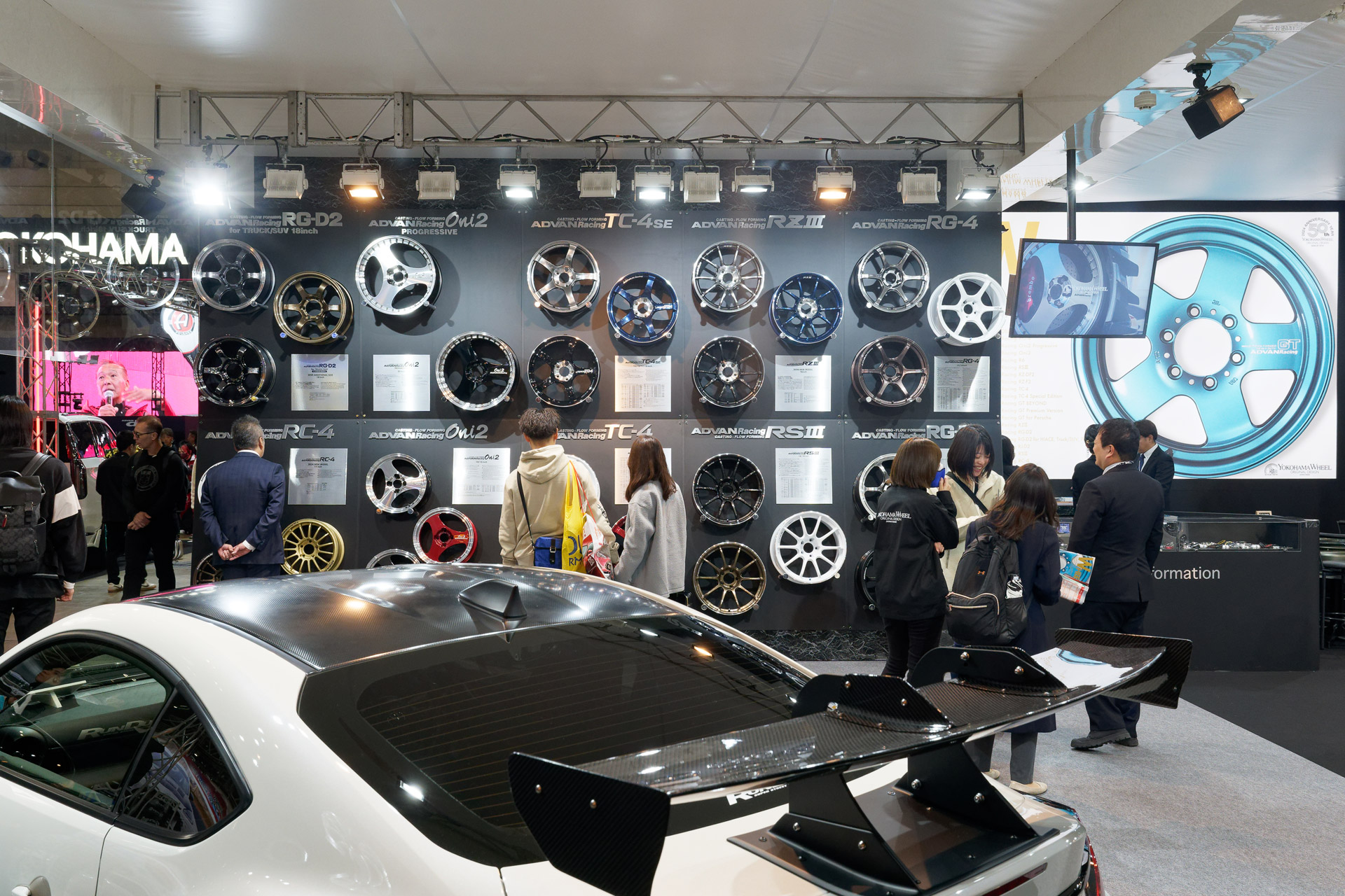 ホイールをメインに展示するヨコハマホイールのブースも近くに設けている