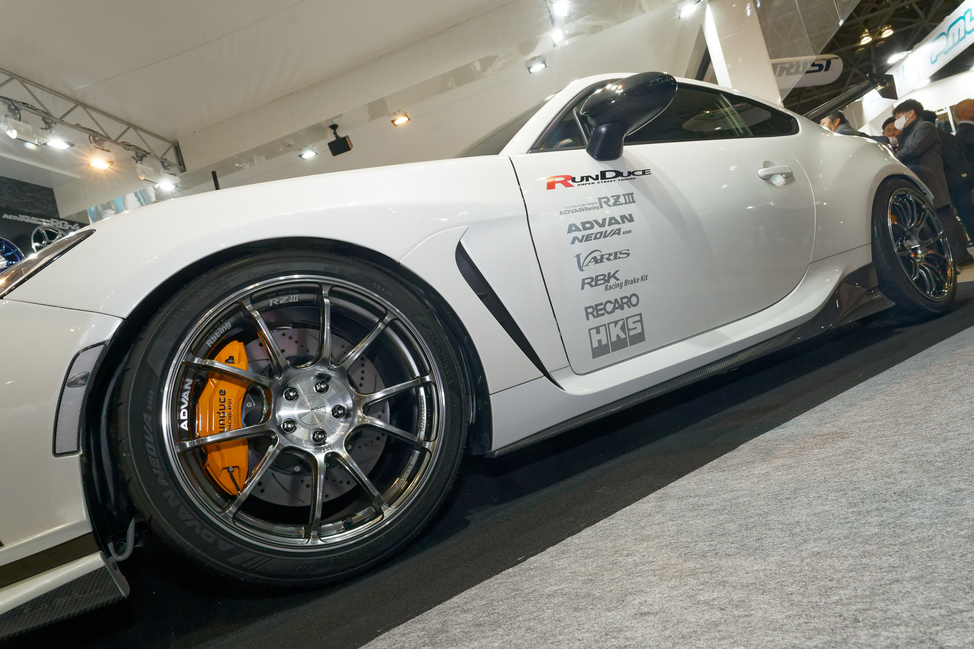 ホイールをメインに展示するヨコハマホイールのブースも近くに設けている