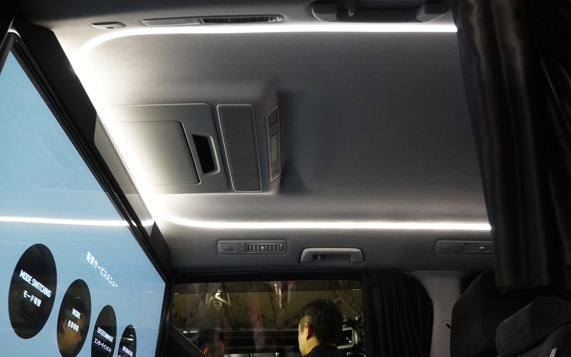 室内照明のユニットはベース車のものだが、点灯や明るさの調整などはパナソニック オートモーティブシステムズのシステムから制御するように変更