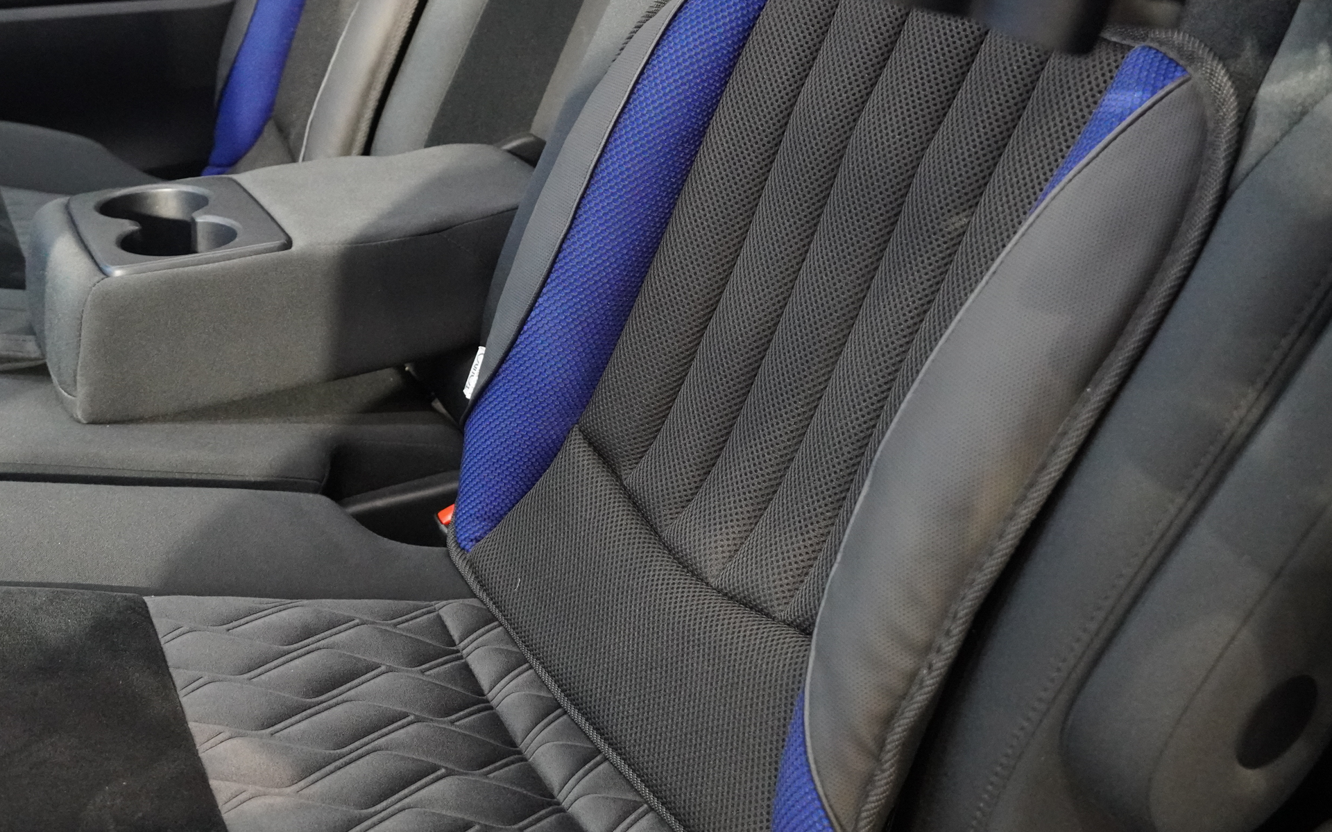 シートには重低音を体に直接届けるユニットを置いている。目覚まし機能などにも利用できる