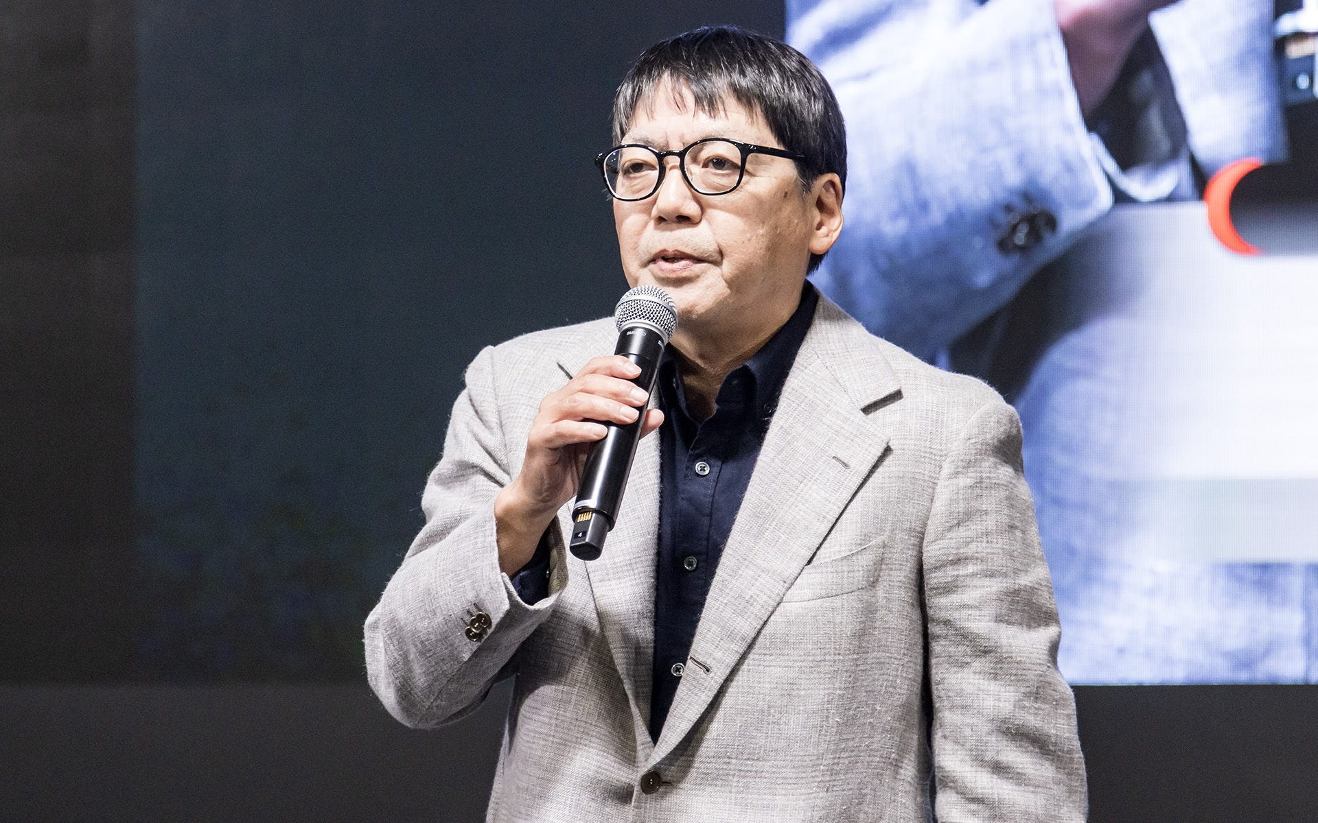 ベストカー総編集長 本郷仁氏。着ているジャケットは当日の格好があまりにもラフだったためモリゾウ氏から借りたというもの