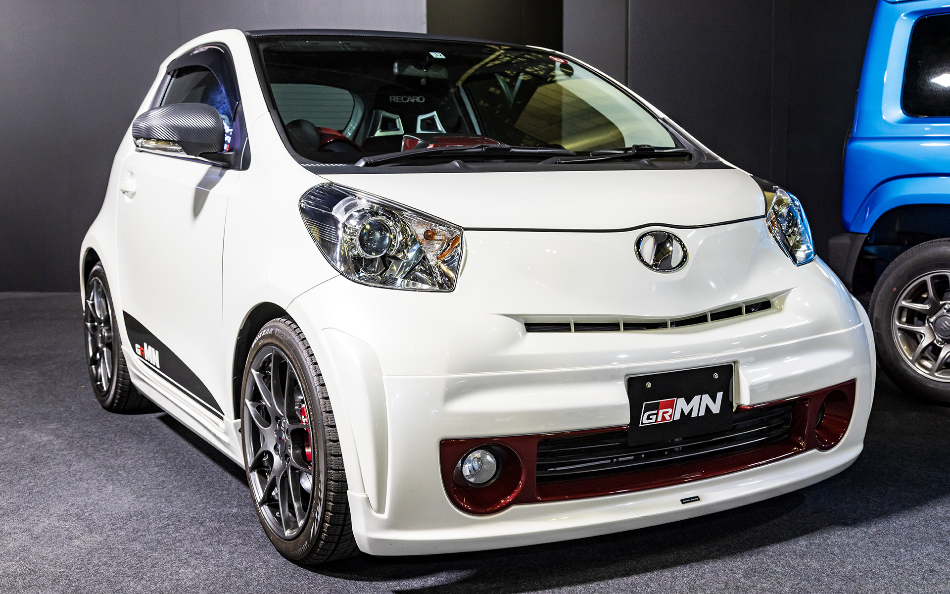 100台限定のカスタマイズモデルを当時のシグネチャーカラーであるワインレッドでさらなるドレスアップ