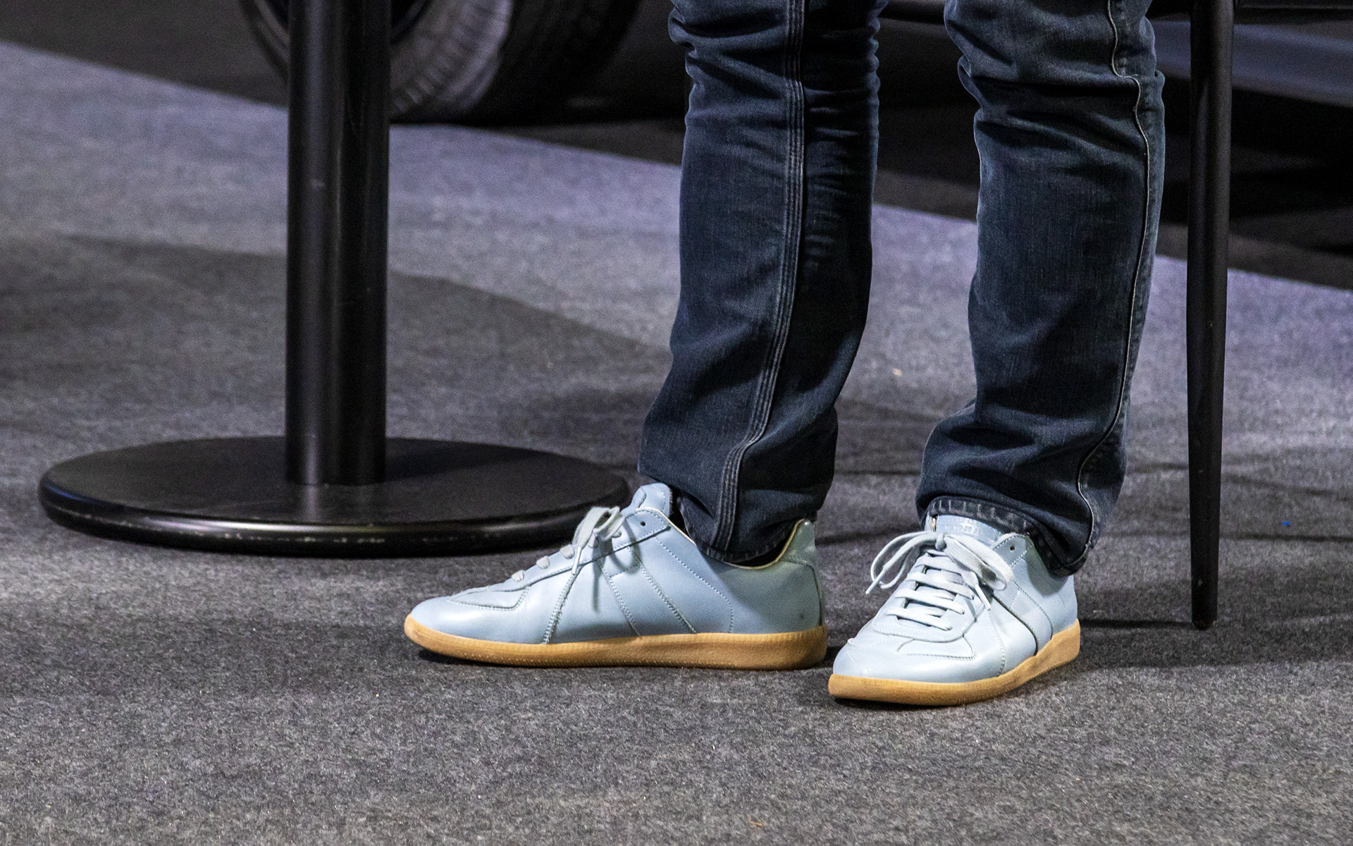 当初「運動靴にその金額を払う常識はない」と嫌っていたが、ある時、実際に履いてみてから相棒になったというマルジェラのスニーカー。LBXの開発時、このスニーカーのようなクルマにしてくれませんかと要望したという