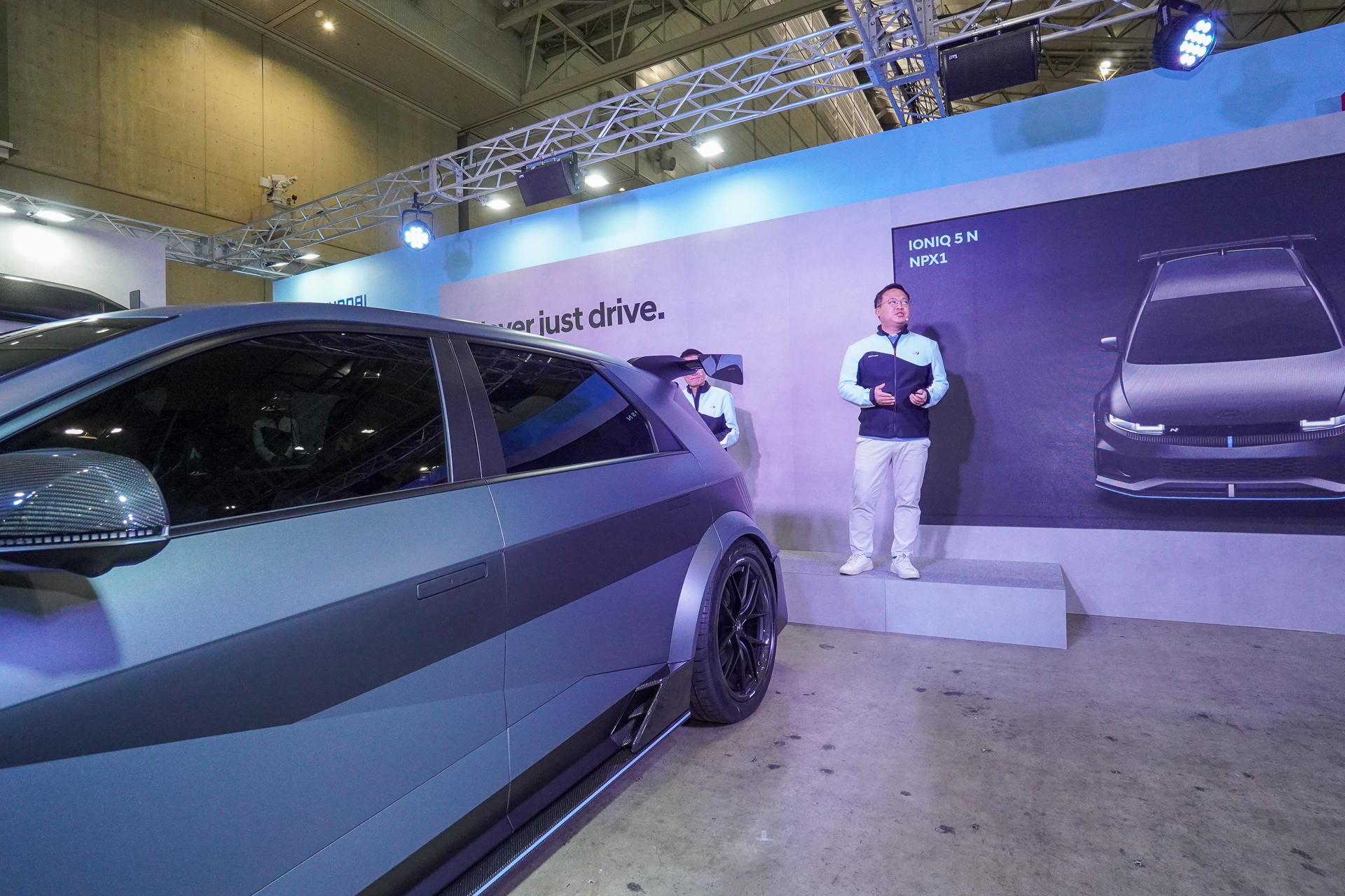 「NPX1」の前で説明するジューン氏