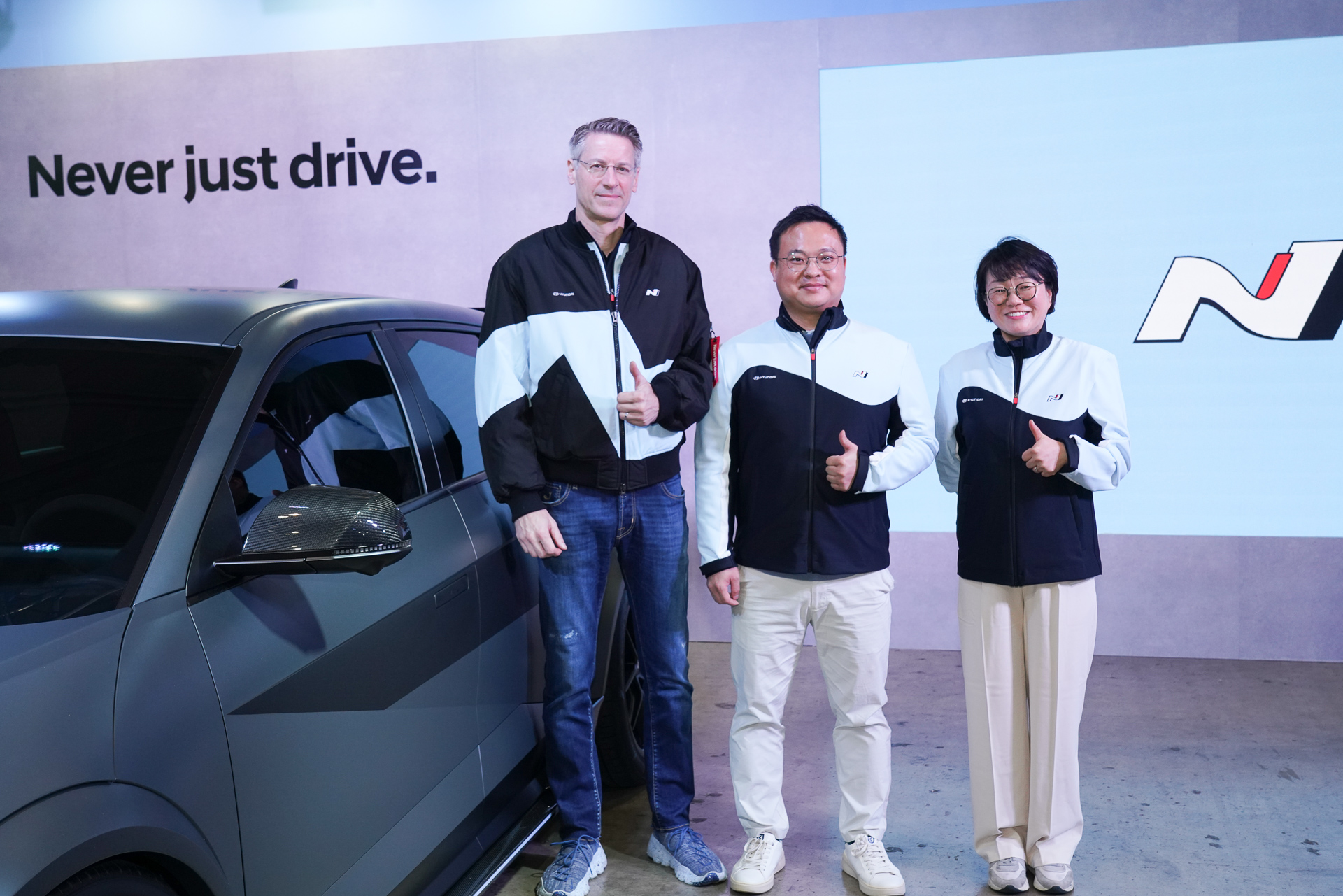 プレスカンファレンスでのフォトセッション。写真左からHyundai Motor Company Nブランド・モータースポーツ事業部常務 TiLL Wartenberg氏、Hyundai Nブランドマネジメントグループ 常務 ジューン・パーク氏、Hyundai Mobility Japan マーケティング室 常務 イム・ミンジュ氏