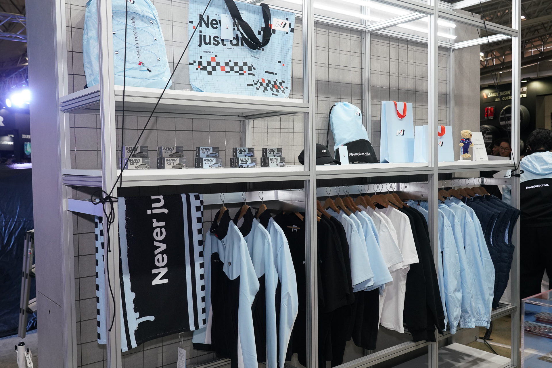 薄いブルーのデザインのアパレルも販売