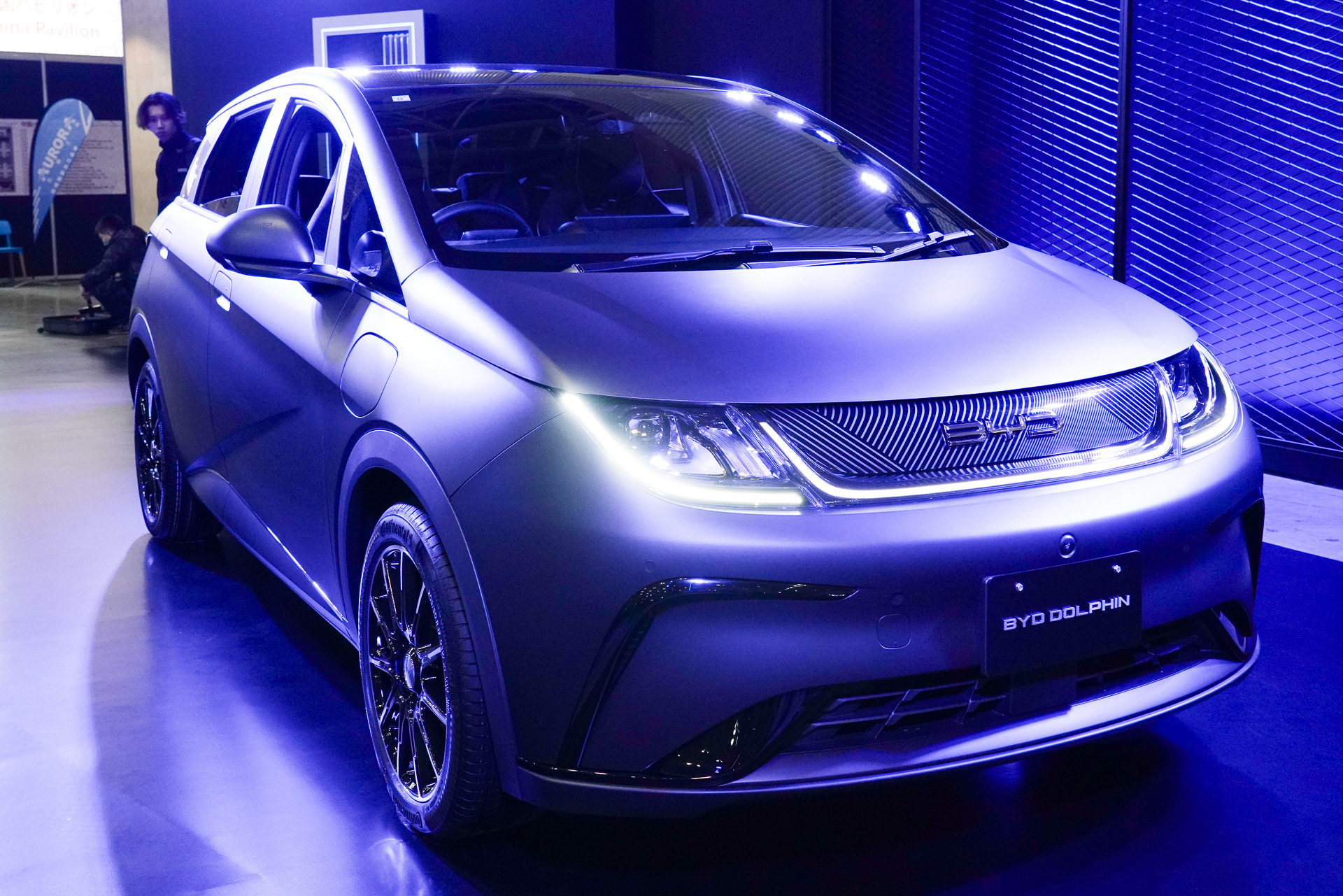 マットブラックにラッピングされたコンパクトEV「ドルフィン」