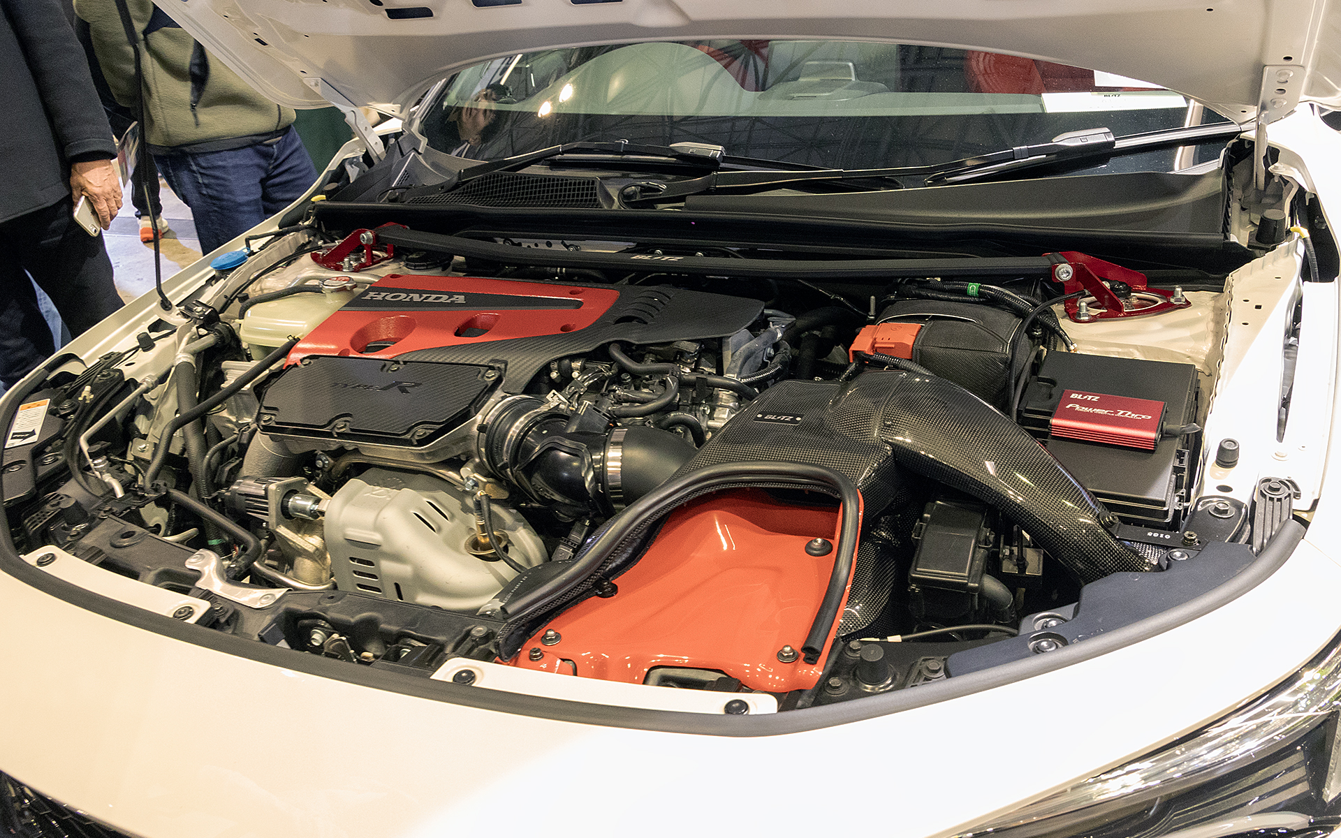 シビックタイプRではエアクリーナーボックスがカーボン製であることだけでなく、ダクトの部分をクルマのイメージにあう赤に塗装。メカ的な魅力に高級感も追加している