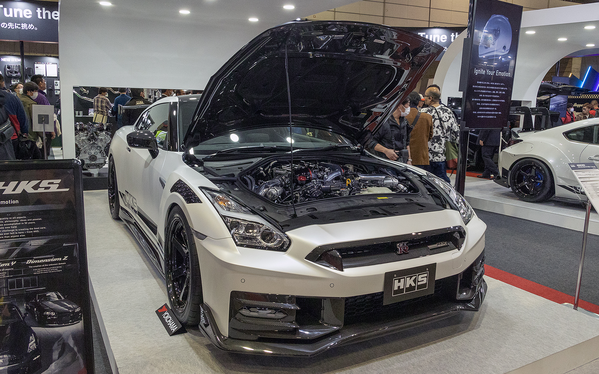 HKSが展示していたGT-R。こちらはストリートチューニングカーのイメージリーダー的な車両で、HKS製コンプリートエンジンにタービン交換で1000PS以上のパワーを発生しつつも合法仕様
