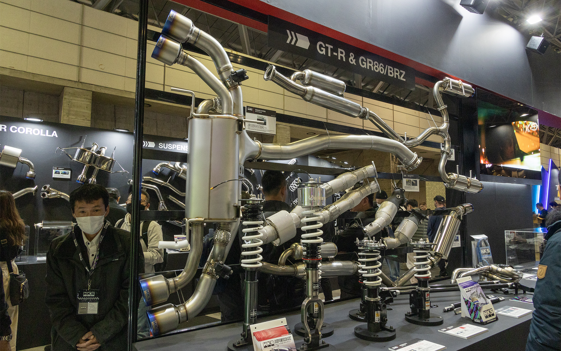 パイプ径やレイアウトだけでなく、サイレンサーの構造や電動式バルブによる排気バイパス機能なども盛り込んでいる。こうすることで性能低下や音量オーバーをすることなく気持ちのいい音が作れる