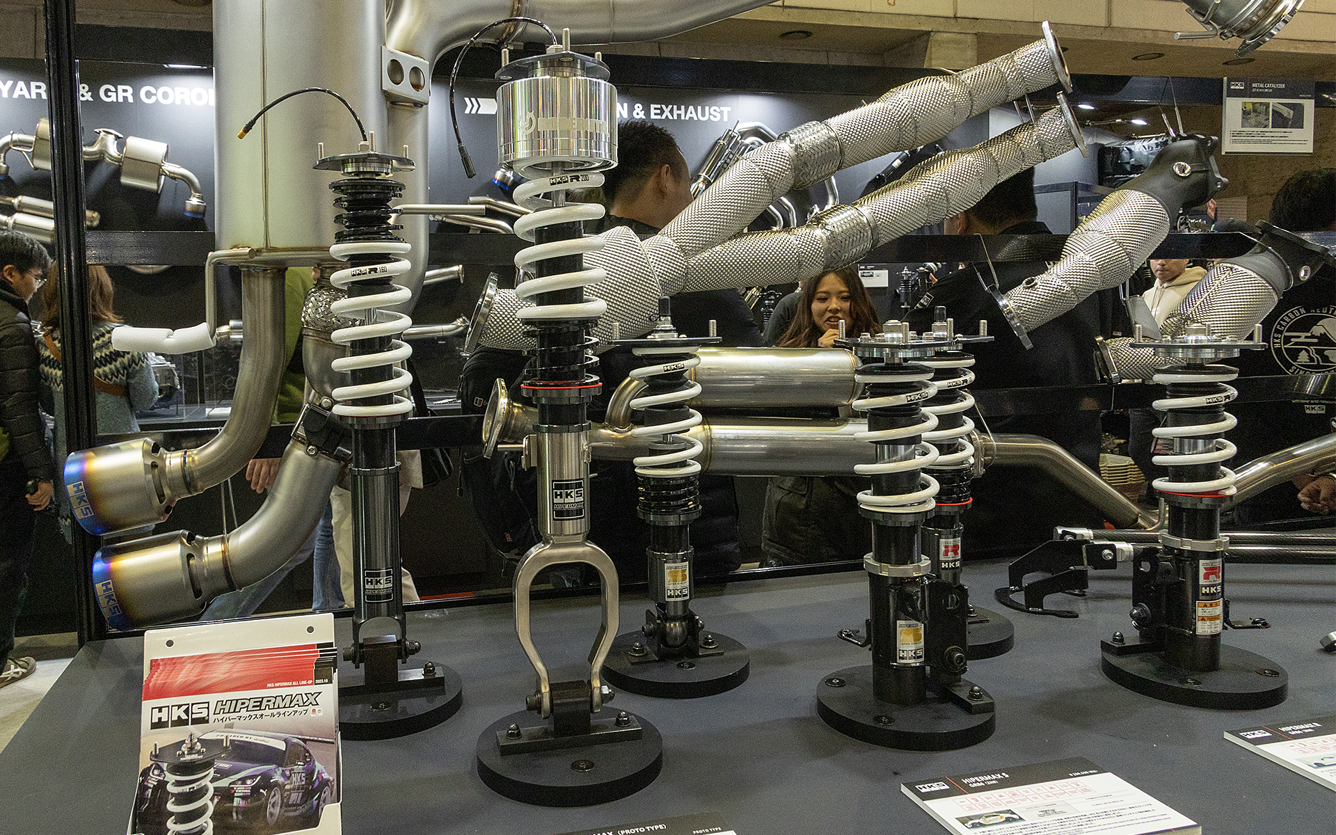 HKSでは「乗り心地」ではなく、気持ちよく走れることを指す「走り心地」という言葉を使い、それを実現するためのサスペンションを発売している。写真はGT-Rようの参考出品サスキット。フロントにエアバッグの機能を加え、段差などはエアバッグを膨らまして車高を上げ、リップスポイラーを擦らないいようにできる