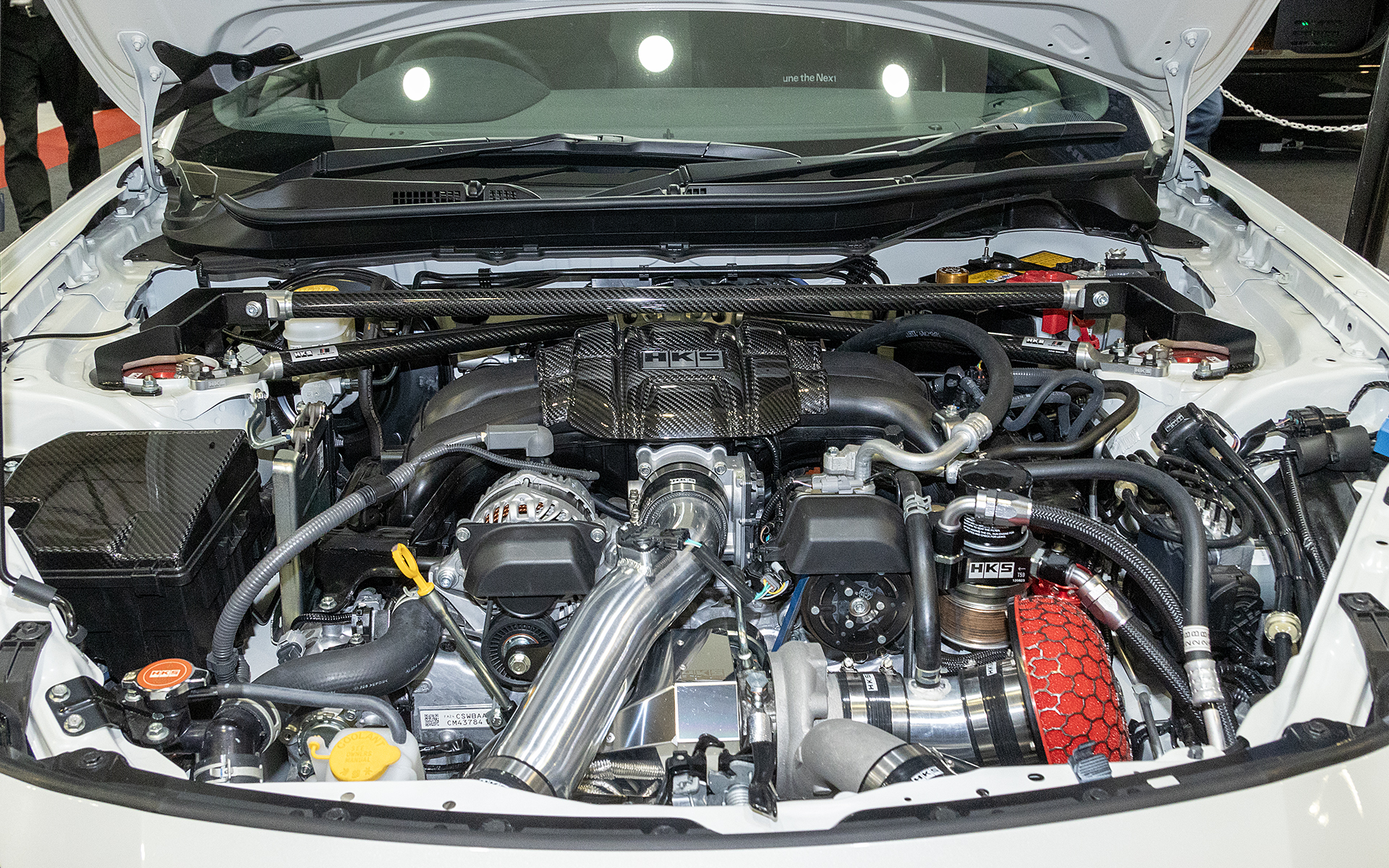 GR86のエンジンルーム。排気量は変えていないでボルトオンターボキットを装着。パワーは373.9ps。トルクは40.8kgm