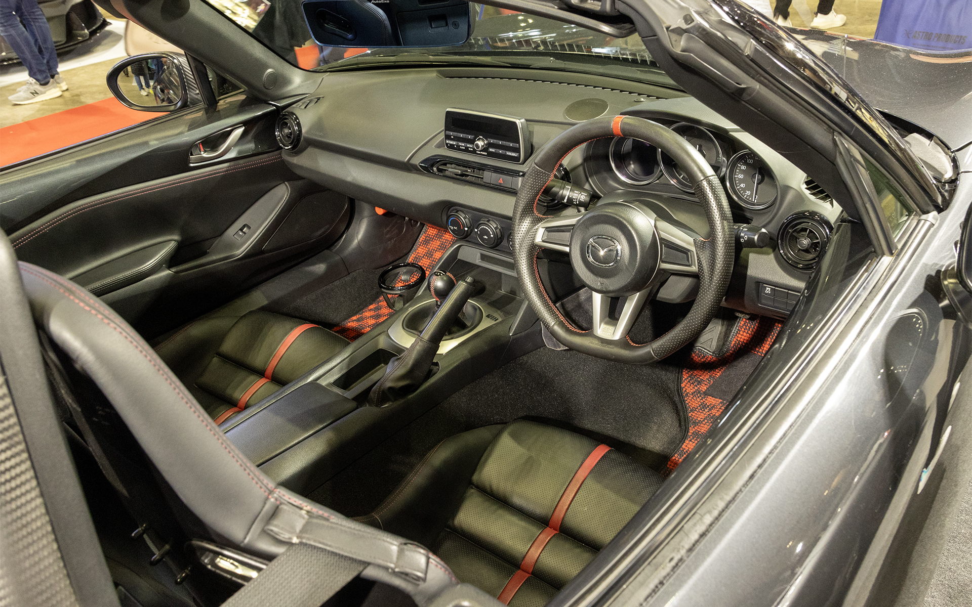 ナッパレザーを使ったステアリング。グリップは楕円形状ですべりにくいディンプル加工も施される。シフトノブは直径が握りやすい51mmで球形状ゆえどこからでも操作しやすい。細かい部分だが、元の走りがいいクルマには操作系パーツの変更はありだろう