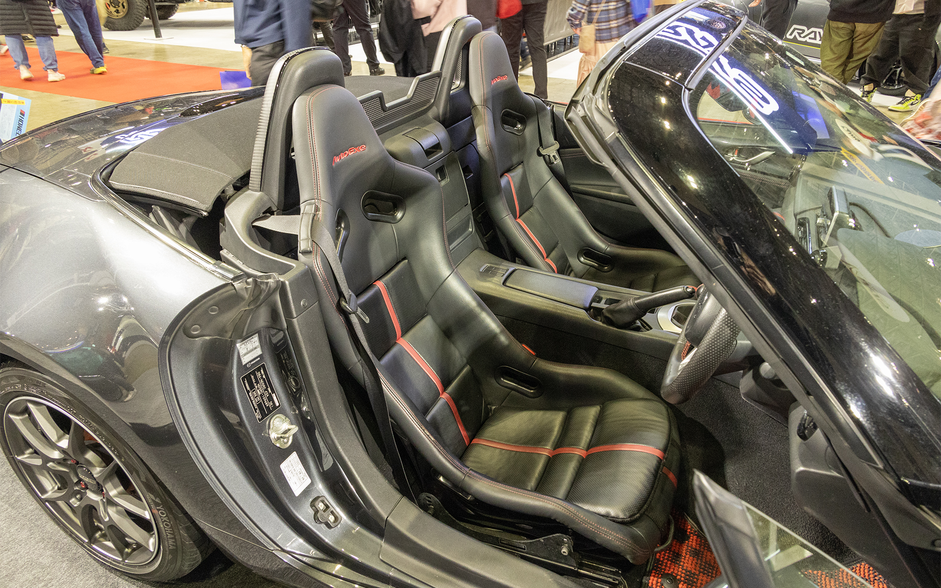 タイトな車内にマッチするスリム形状のバケットシート。材質はFRP。最大で35mmのヒップポジション低下が可能。体を支えるシートの交換はスポーツカーにおいてはとても効果の高いチューニングである