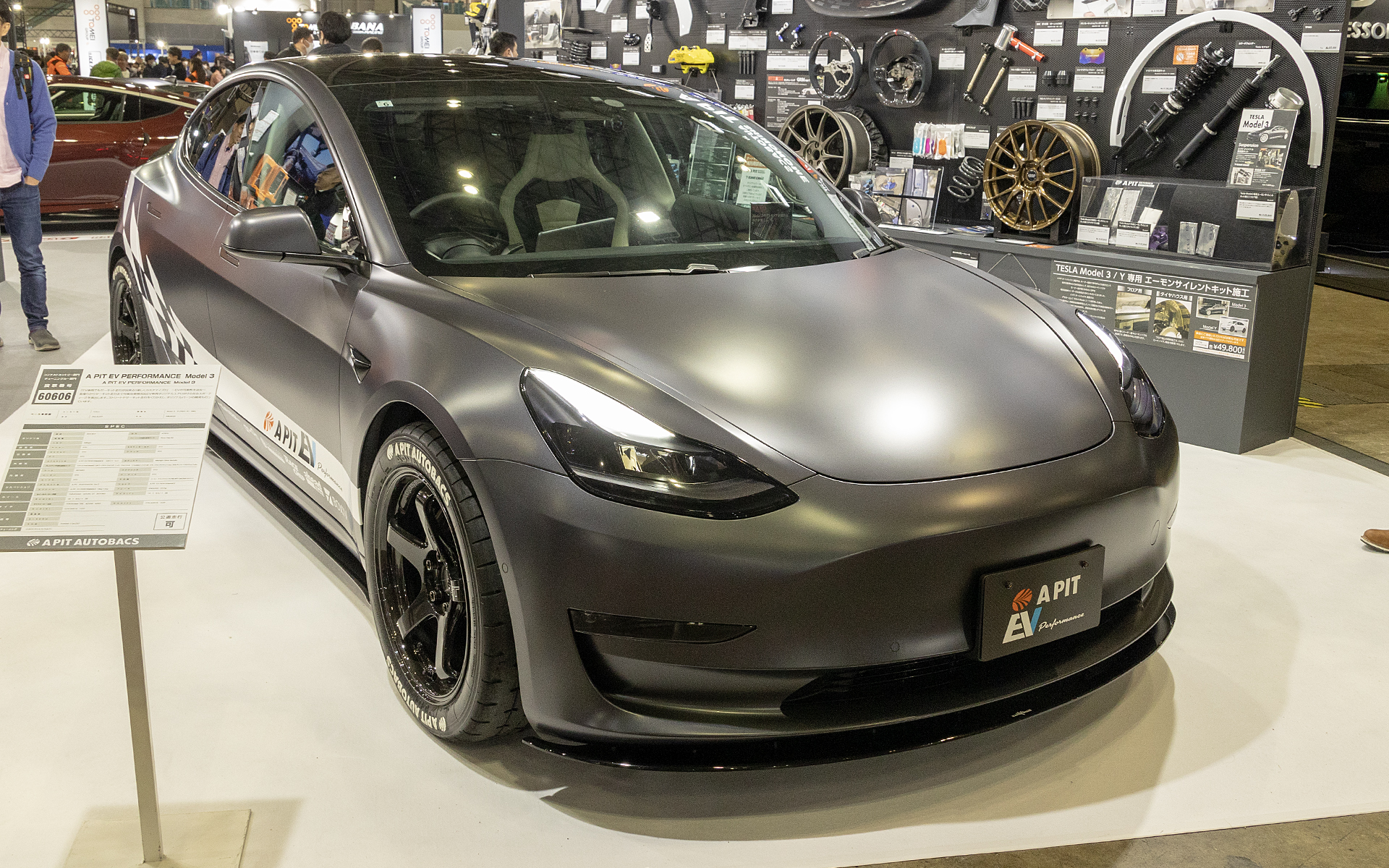 A PIT AUTOBACS SHINONOMEのテスラ「モデル3」。外装はオリジナルのスポイラーセットが組まれている