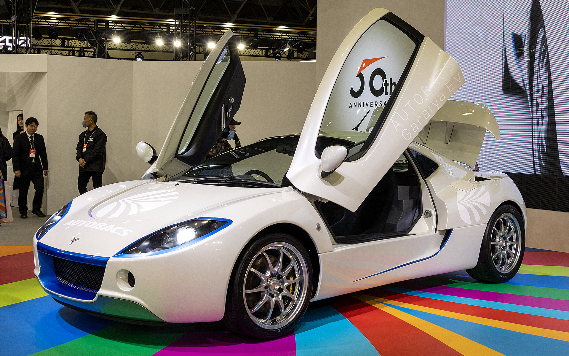 向かいのオートバックスブースではオートバックスオリジナルのスポーツカー「ガライヤ」をEV化した車両が展示されている