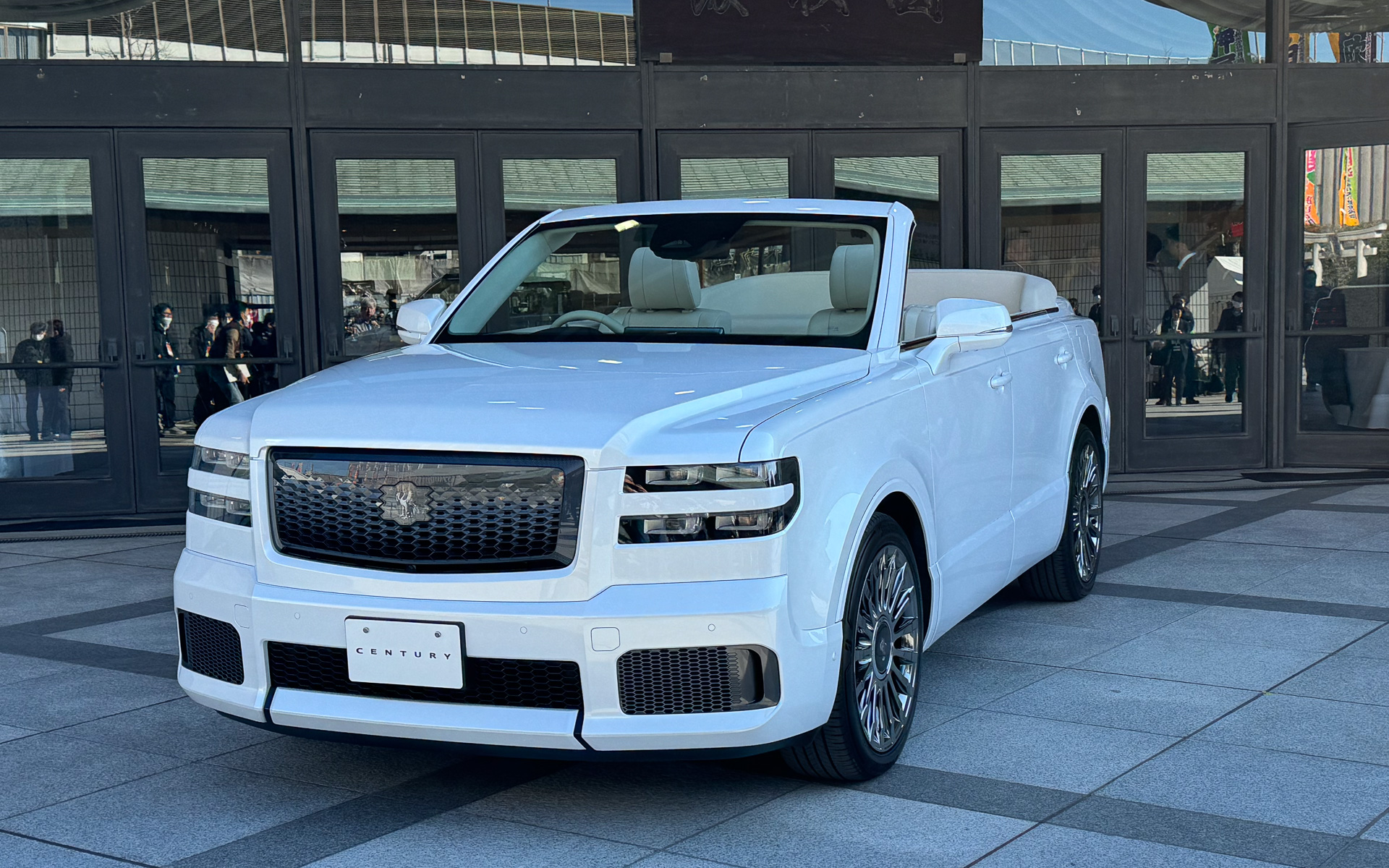 日本相撲協会のパレードカーとなる新型センチュリーオープンカー