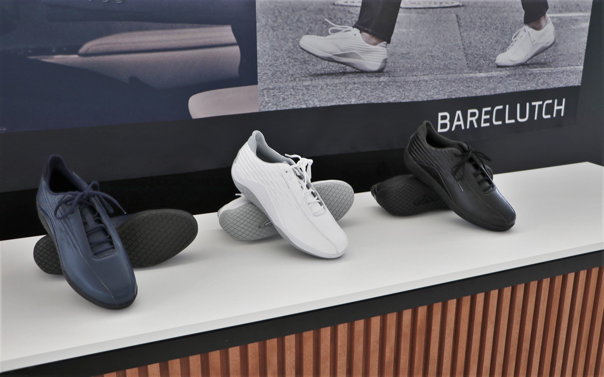 カラーは、ホワイト、ブラック、ネイビーの3色展開