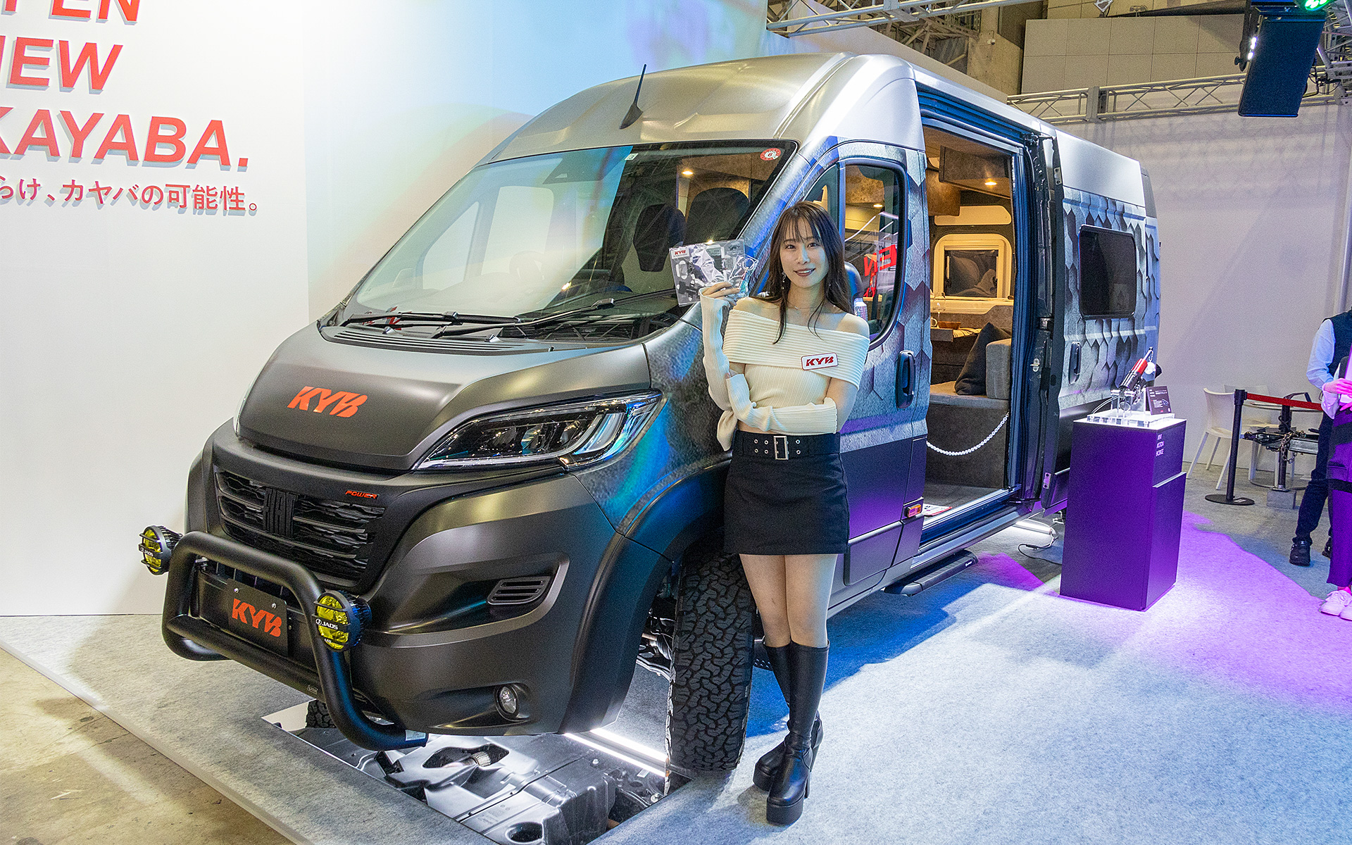 東京オートサロン2024のカヤバブースは一風変わった展示内容になっている