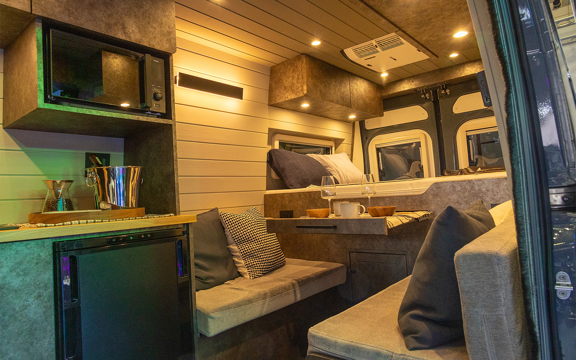 今回展示している車両の内装はカヤバのオリジナルではない