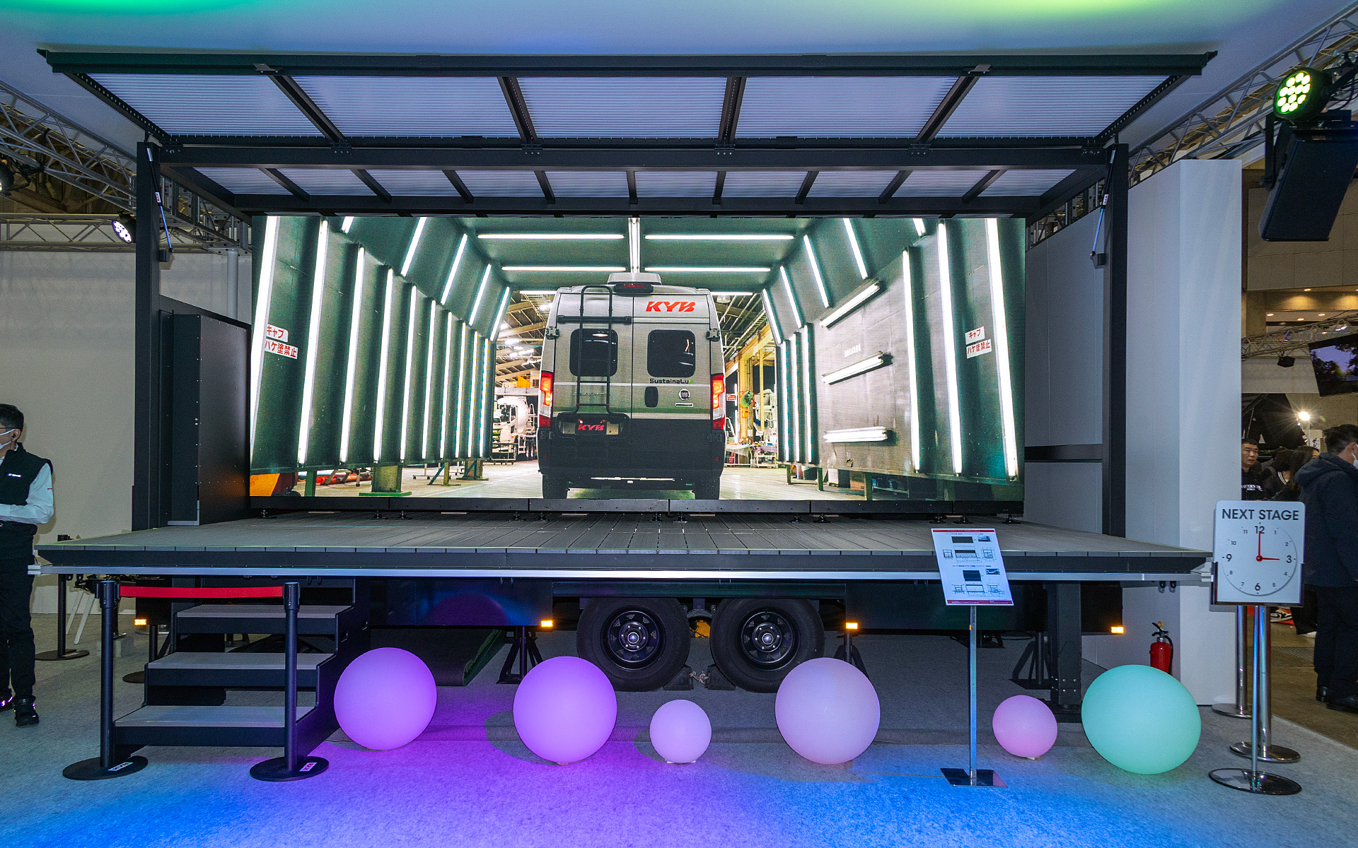 この多目的的トレーラーは、カヤバの特殊車両事業が制作・管理しているほか、レンタルも受け付けているとのこと