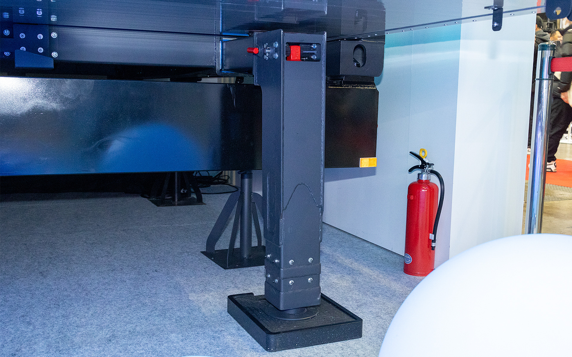 展開したパネルを支えるアウトリガーにもミニモーションパッケージは使われる。油圧で足の長さを微調整できるので路面に影響されず水平が出せる