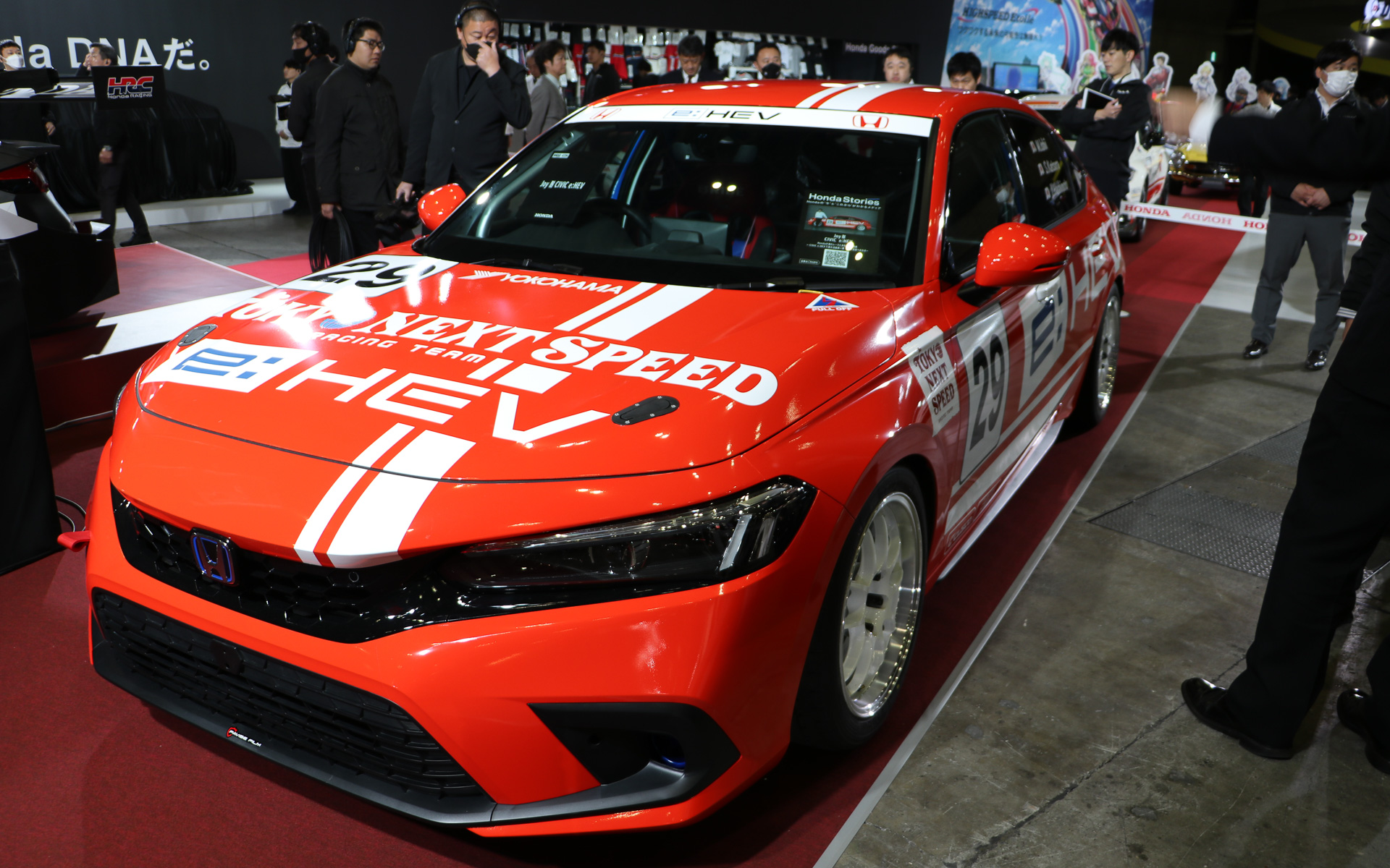 フィットe：HEVに代わり、モビリティリゾートもてぎで開催される「もてぎEnjoy耐久レース（通称：Joy耐）」に参戦するシビック e：HEV。スーパー耐久に参戦しているマシンの赤白を反転したカラーリングを採用